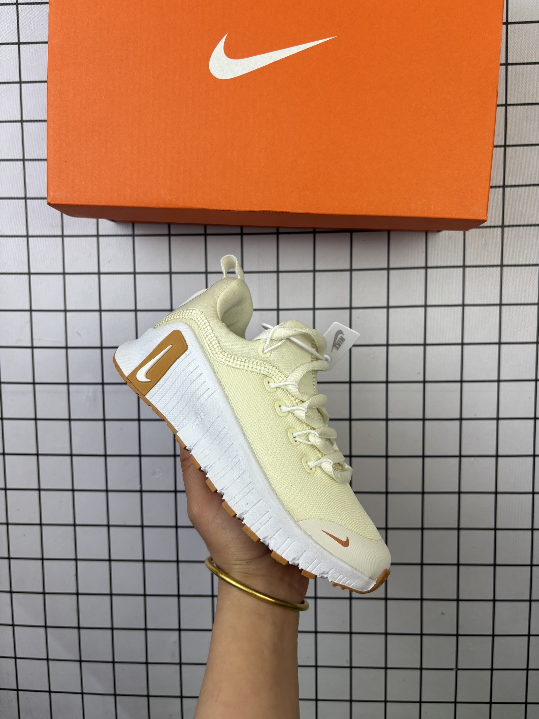 童鞋:耐克(NIKE)2025年新款 FREE METCON 6训练鞋/全能运动鞋 厚底增高老爹鞋.穿上 Nike Free Metcon 6 训练鞋,在训练中解锁无限可能. 该训练鞋加大前足柔韧灵活性,并以泡绵加固后跟, 有助于在跳跃训练和有氧课程中自如驾驭动态运动,同时在举重训练中提供出众稳定性.中底和外底柔韧灵活,助力自如畅动. 外底融入激光凹槽设计,提升柔韧灵活性,无论是跳跃、平板支撑还是增强式训练,皆可助你一臂之力. 前足部位采用弧形设计,在瞬间爆发时实现出众敏捷性和疾速表现.恰到好处的支撑效果,缔造稳固脚感. 精心调整的支撑效果结合匠心排布的缓震配置,铸就稳固迈步体验. 后跟融入泡绵,提供出色稳定性,助你全力开练.足底缓震配置焕新升级,带来舒适训练体验. 缓震设计,在双足触地时有助提供有效保护. 前足和中底泡绵融入激光凹槽设计,柔韧灵活,舒适非凡.鞋面采用透气支撑的精制网眼材料,在关键区域提供出众柔韧性,助你轻松驾驭弓步、深蹲和跳跃等动作.传统系带系统结合 Flywire 飞线设计,可随心收紧,塑就动态贴合感,让你在训练过程中安稳无忧.可驾驭多种地面的抓地底纹,适合多种训练地面和活动. 货号:FJ7126 编码新Y