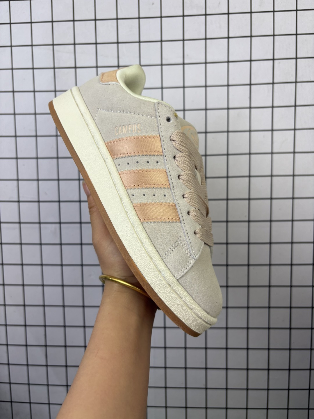 Adidas/阿迪达斯 男女鞋半码制,采用猪巴革鞋面材质,内嵌欧索莱Ortholite® 混合(再生)鞋垫,外置RB防滑耐磨橡胶大底❗️潮流我熟,面包鞋就选这款!阿迪达斯Adidas Originals Campus 00s 学院系列面包风经典复古低帮百搭休闲运动板鞋“ JP6145 类型:男女鞋 编码103