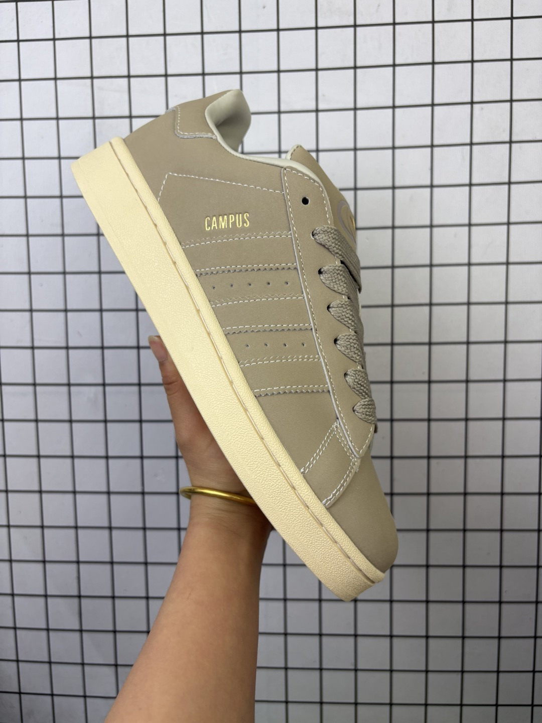 Adidas/阿迪达斯 男女鞋半码制,采用猪巴革鞋面材质,内嵌欧索莱Ortholite® 混合(再生)鞋垫,外置RB防滑耐磨橡胶大底❗️潮流我熟,面包鞋就选这款!阿迪达斯Adidas Originals Campus 00s 学院系列面包风经典复古低帮百搭休闲运动板鞋“ JP6145 类型:男女鞋 编码103