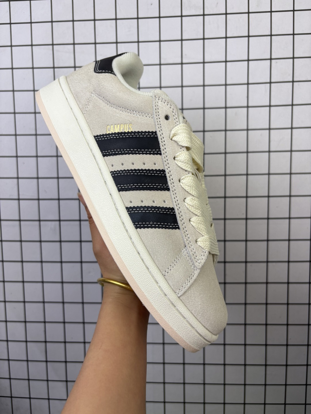 Adidas/阿迪达斯 男女鞋半码制,采用猪巴革鞋面材质,内嵌欧索莱Ortholite® 混合(再生)鞋垫,外置RB防滑耐磨橡胶大底❗️潮流我熟,面包鞋就选这款!阿迪达斯Adidas Originals Campus 00s 学院系列面包风经典复古低帮百搭休闲运动板鞋“ JP6145 类型:男女鞋 编码103