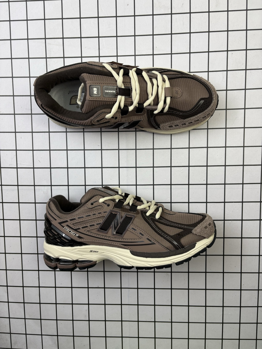 💰150
公司级✅New Balance M1906系列复古单品宝藏老爹鞋款 公司级版本复古元素叠加 质感超级棒 楦版型材料细节做工精细 作为NB最经典的档案鞋型之一 与2002一样,1906有着NB最成熟的技术加持和复古款式,而本次推出的版本参照2002r的定位,相信会在性价两端做出权衡。单从造型上来看,依旧是vibe风格,味道很正,细节也很酷,这双1906r无疑必能打入复古跑鞋爱好者的年度鞋款名录
官方货号:U1906
尺码:40 40.5 41.5 42 42.5 43 44 45 46.5 47
编码103