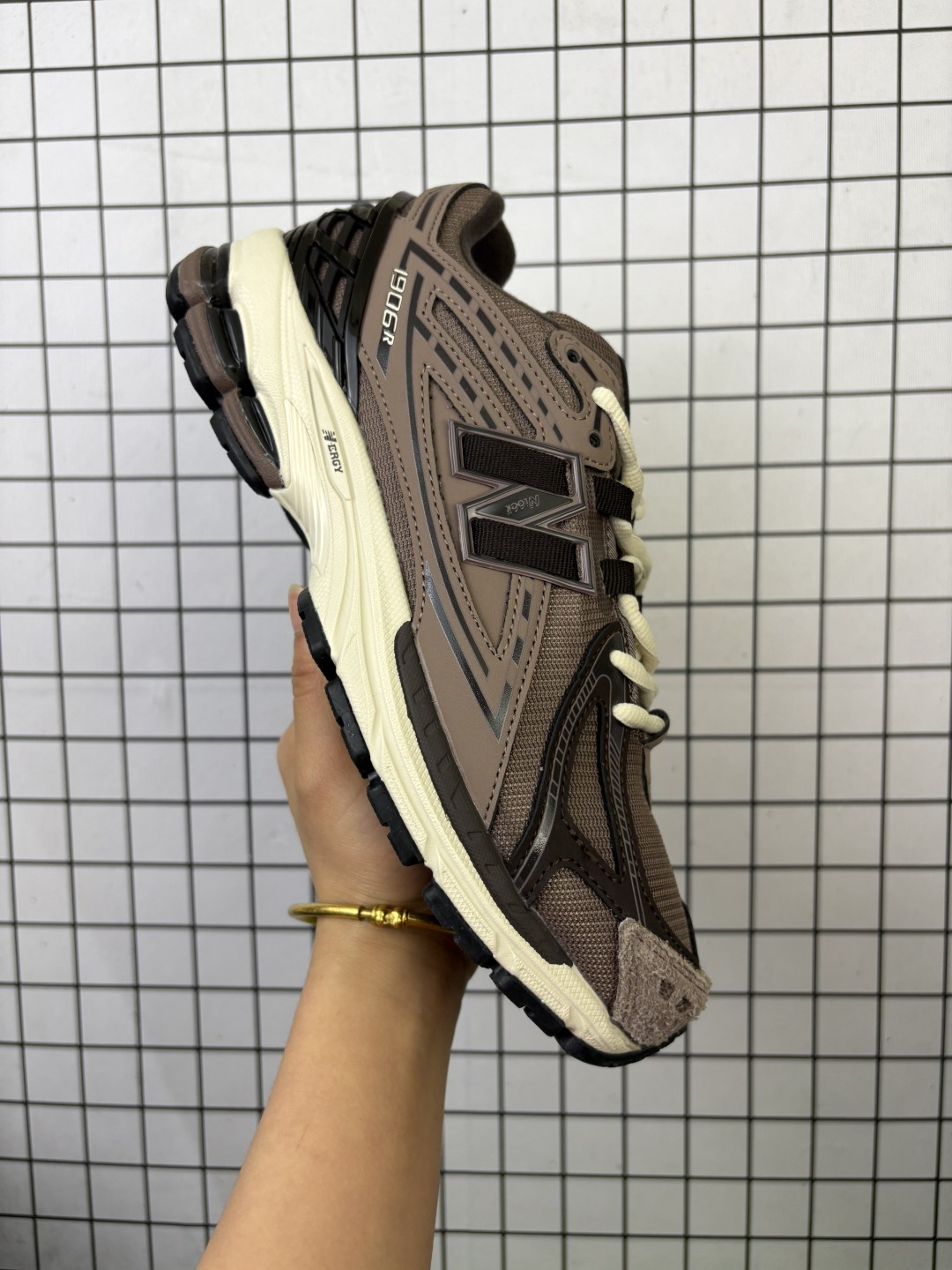 💰150
公司级✅New Balance M1906系列复古单品宝藏老爹鞋款 公司级版本复古元素叠加 质感超级棒 楦版型材料细节做工精细 作为NB最经典的档案鞋型之一 与2002一样,1906有着NB最成熟的技术加持和复古款式,而本次推出的版本参照2002r的定位,相信会在性价两端做出权衡。单从造型上来看,依旧是vibe风格,味道很正,细节也很酷,这双1906r无疑必能打入复古跑鞋爱好者的年度鞋款名录
官方货号:U1906
尺码:40 40.5 41.5 42 42.5 43 44 45 46.5 47
编码103