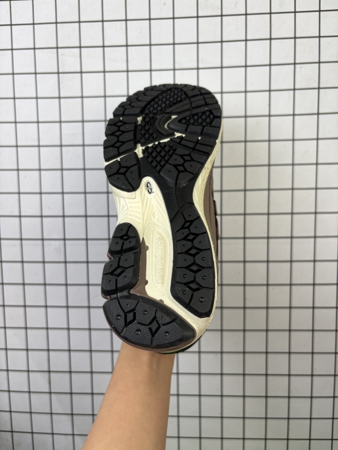 💰150
公司级✅New Balance M1906系列复古单品宝藏老爹鞋款 公司级版本复古元素叠加 质感超级棒 楦版型材料细节做工精细 作为NB最经典的档案鞋型之一 与2002一样,1906有着NB最成熟的技术加持和复古款式,而本次推出的版本参照2002r的定位,相信会在性价两端做出权衡。单从造型上来看,依旧是vibe风格,味道很正,细节也很酷,这双1906r无疑必能打入复古跑鞋爱好者的年度鞋款名录
官方货号:U1906
尺码:40 40.5 41.5 42 42.5 43 44 45 46.5 47
编码103