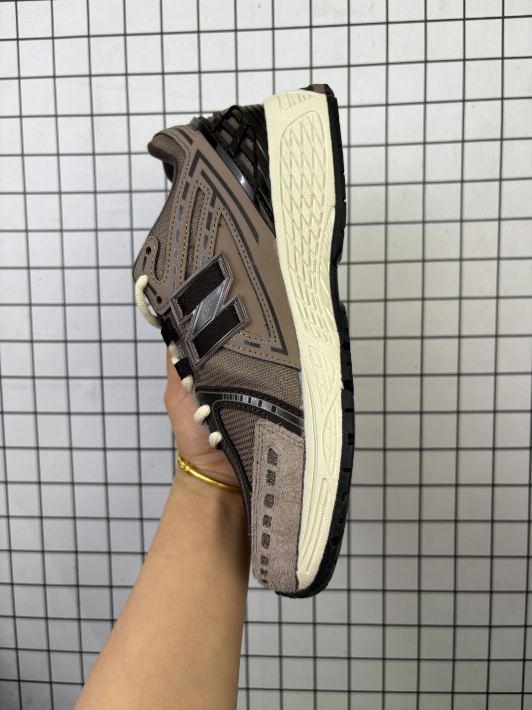 💰150
公司级✅New Balance M1906系列复古单品宝藏老爹鞋款 公司级版本复古元素叠加 质感超级棒 楦版型材料细节做工精细 作为NB最经典的档案鞋型之一 与2002一样,1906有着NB最成熟的技术加持和复古款式,而本次推出的版本参照2002r的定位,相信会在性价两端做出权衡。单从造型上来看,依旧是vibe风格,味道很正,细节也很酷,这双1906r无疑必能打入复古跑鞋爱好者的年度鞋款名录
官方货号:U1906
尺码:40 40.5 41.5 42 42.5 43 44 45 46.5 47
编码103