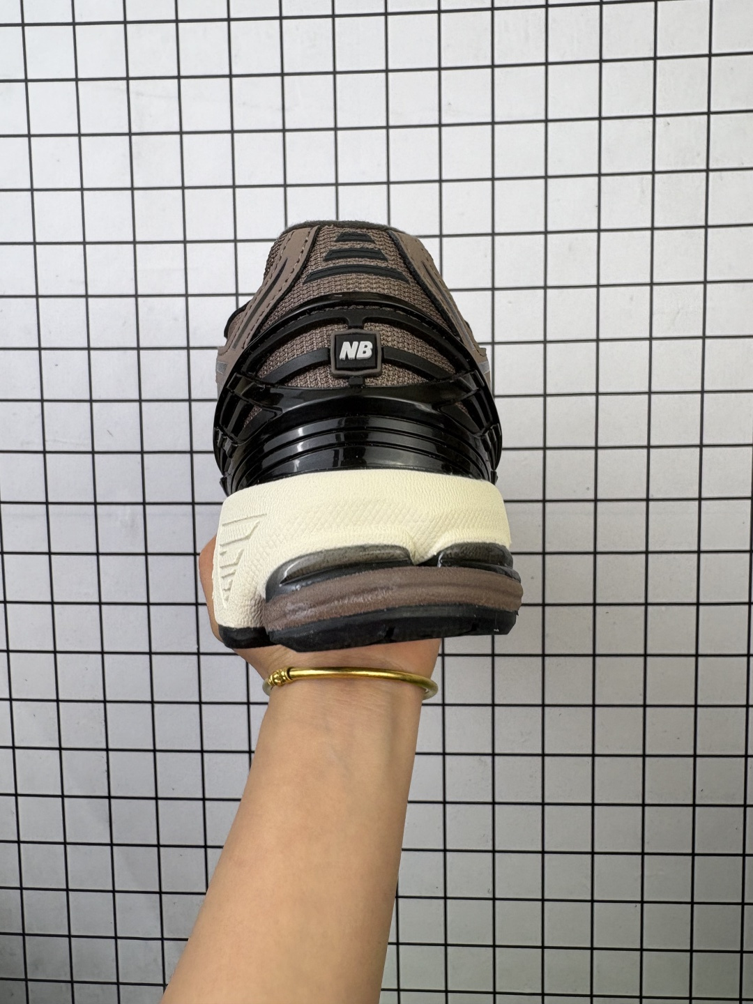 💰150
公司级✅New Balance M1906系列复古单品宝藏老爹鞋款 公司级版本复古元素叠加 质感超级棒 楦版型材料细节做工精细 作为NB最经典的档案鞋型之一 与2002一样,1906有着NB最成熟的技术加持和复古款式,而本次推出的版本参照2002r的定位,相信会在性价两端做出权衡。单从造型上来看,依旧是vibe风格,味道很正,细节也很酷,这双1906r无疑必能打入复古跑鞋爱好者的年度鞋款名录
官方货号:U1906
尺码:40 40.5 41.5 42 42.5 43 44 45 46.5 47
编码103