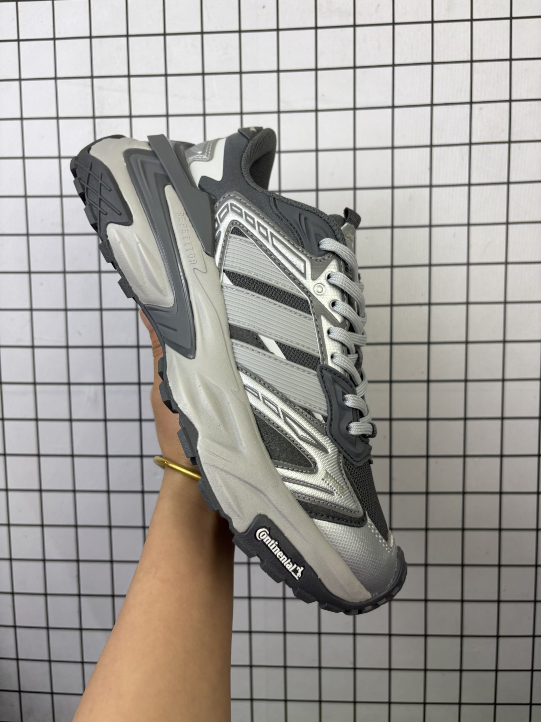 公司级✅Adidas XLG STORM EDGE 阿迪达斯 舒适 防滑 老爹鞋 鞋面由轻薄透气的网布制成 提供卓越的空气流通性能 中底使用品牌独有的Bounce缓震技术 帮助减少地面对关节的冲击力 提升整体的舒适性 鞋子的设计风格简约大气 同时兼顾功能性和美感 适用于各种场景 货号:KK1002 编码103