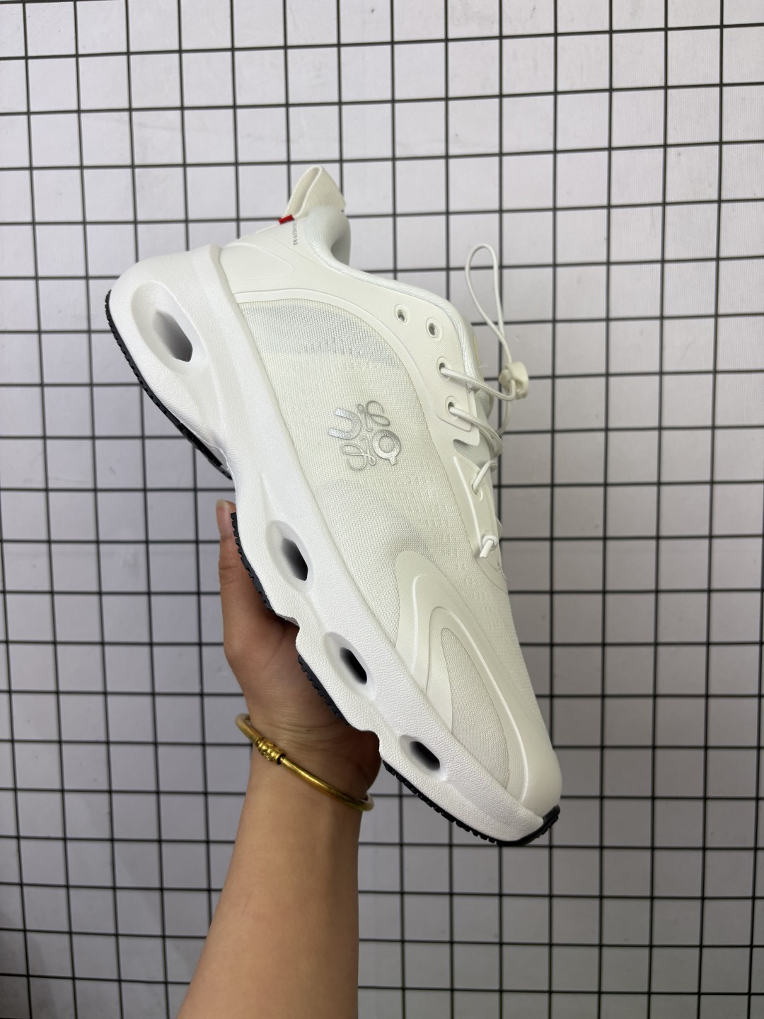 🈴💰125
公司级✅Loewe x On昂跑Cloudtilt 罗意威 联名轻量运动休闲鞋
脚感很舒服 鞋底柔软且包裹性好 上脚显腿长
不管休闲还是运动都很百搭 是最好看最显质感的颜色
尺码:36 36.5 37.5 38 38.5 39 40 40.5 41 42 42.5 43 44 45
编码103