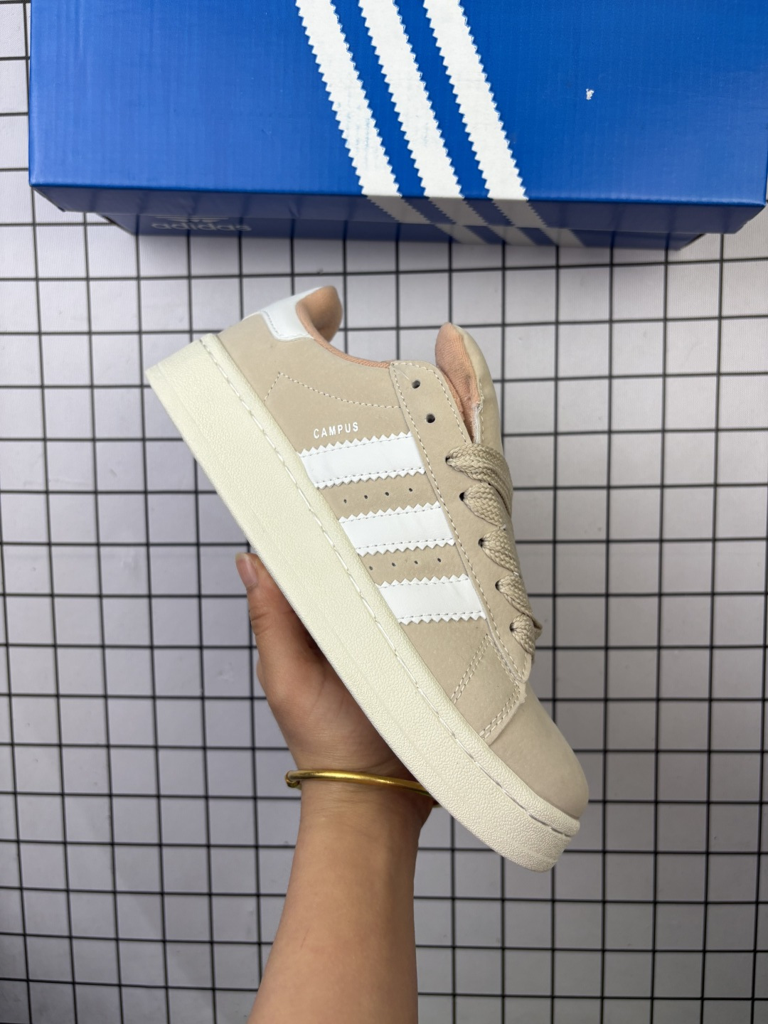 🈴💰75
阿迪达斯 Adidas Originals Campus 00s 专柜同步配色 面包鞋系列
鞋身采用绒面皮料搭配常规皮革 
质感上还是延续了经典 Campus 的设计 
独家原厂反绒皮 头层三扛
原鞋开发 正确版型 细节无敌
完美清洁度 全网最高最性价比版本
尺码：右下角所示 
货号：IG5995
编码老男H
36-45