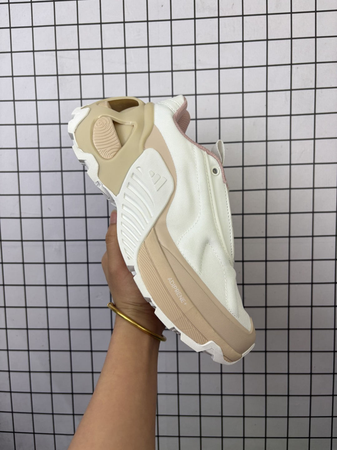 🈴💰160
公司级 Adidas/阿迪达斯 原楦原纸版开发版型，采用耐磨牛津布组合纤维革鞋面材质，搭载减震科技恢复性高密LIGHTSTRIKE 泡棉搭配前掌 adiPRENE+ 填腹中底,防滑耐磨RB橡胶外底❗️阿迪机甲鞋新配色,质感拉满了！阿迪达斯adidas Wonder Runner 01 奇迹跑步者01系列低帮轻机甲风厚底增高老爹风复古缓震休闲运动慢跑鞋 

类型：女鞋
码数36-40
编码：698