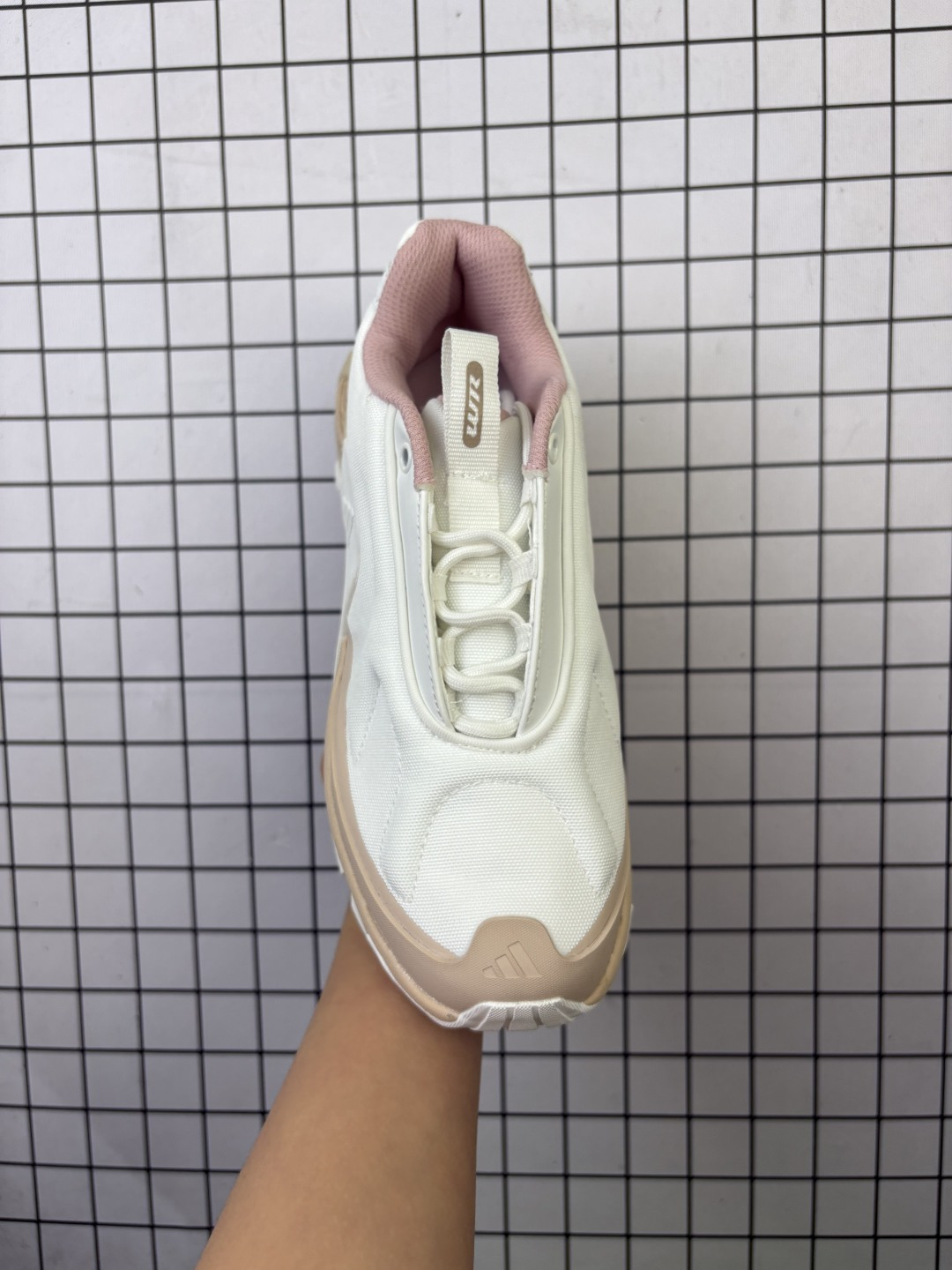 🈴💰160
公司级 Adidas/阿迪达斯 原楦原纸版开发版型,采用耐磨牛津布组合纤维革鞋面材质,搭载减震科技恢复性高密LIGHTSTRIKE 泡棉搭配前掌 adiPRENE+ 填腹中底,防滑耐磨RB橡胶外底❗️阿迪机甲鞋新配色,质感拉满了!阿迪达斯adidas Wonder Runner 01 奇迹跑步者01系列低帮轻机甲风厚底增高老爹风复古缓震休闲运动慢跑鞋
类型:女鞋
码数36-40
编码:698