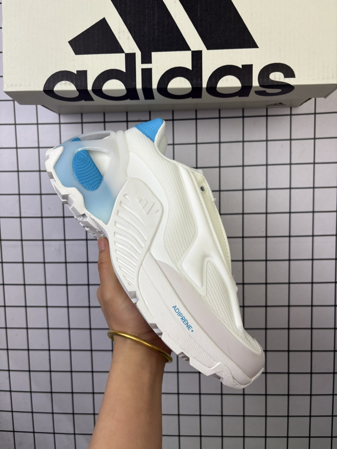 🈴💰160
公司级 Adidas/阿迪达斯 原楦原纸版开发版型,采用耐磨牛津布组合纤维革鞋面材质,搭载减震科技恢复性高密LIGHTSTRIKE 泡棉搭配前掌 adiPRENE+ 填腹中底,防滑耐磨RB橡胶外底❗️阿迪机甲鞋新配色,质感拉满了!阿迪达斯adidas Wonder Runner 01 奇迹跑步者01系列低帮轻机甲风厚底增高老爹风复古缓震休闲运动慢跑鞋
类型:女鞋
码数36-40
编码:698