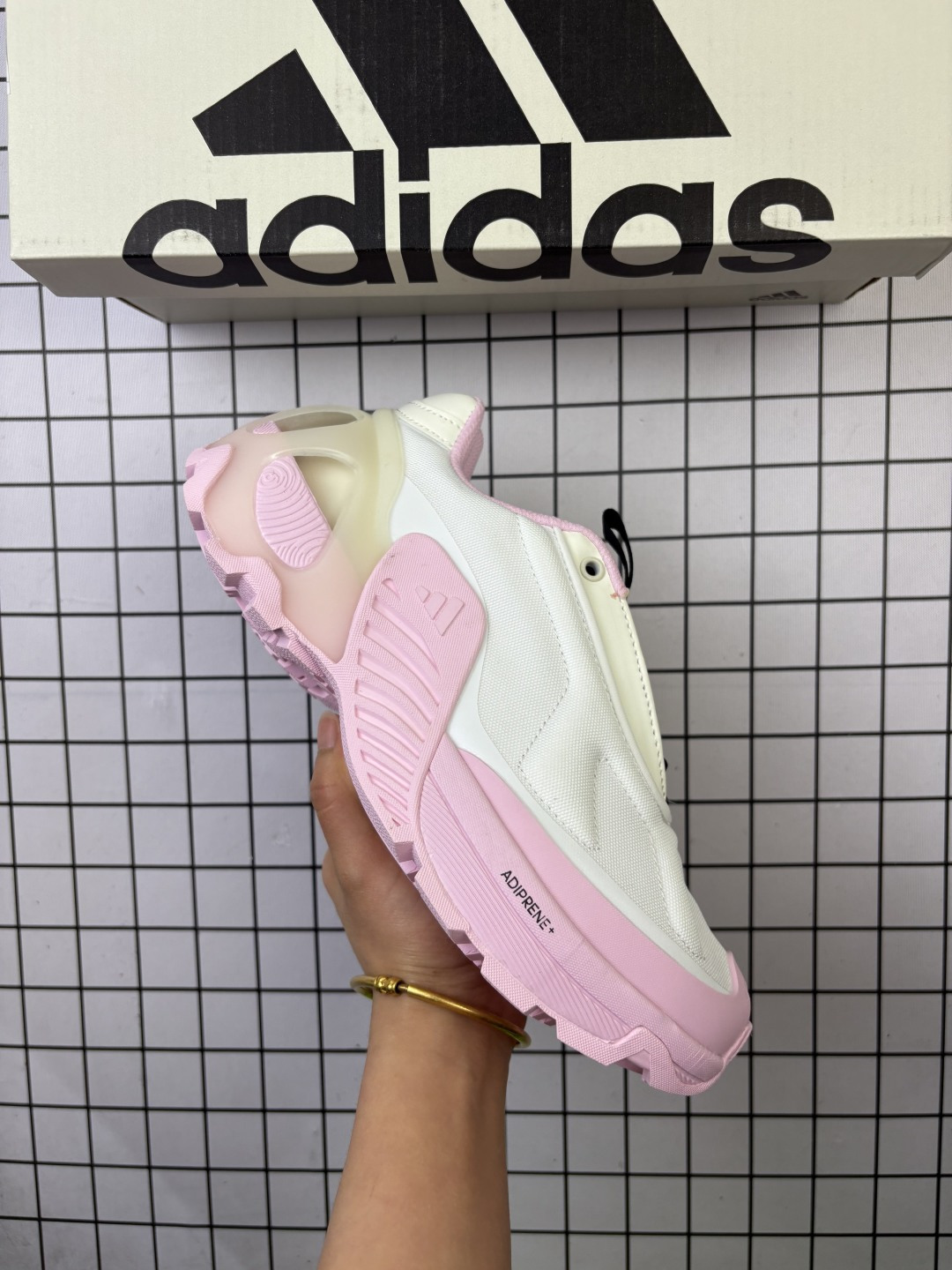 🈴💰160
公司级 Adidas/阿迪达斯 原楦原纸版开发版型,采用耐磨牛津布组合纤维革鞋面材质,搭载减震科技恢复性高密LIGHTSTRIKE 泡棉搭配前掌 adiPRENE+ 填腹中底,防滑耐磨RB橡胶外底❗️阿迪机甲鞋新配色,质感拉满了!阿迪达斯adidas Wonder Runner 01 奇迹跑步者01系列低帮轻机甲风厚底增高老爹风复古缓震休闲运动慢跑鞋
类型:女鞋
码数36-40
编码:698