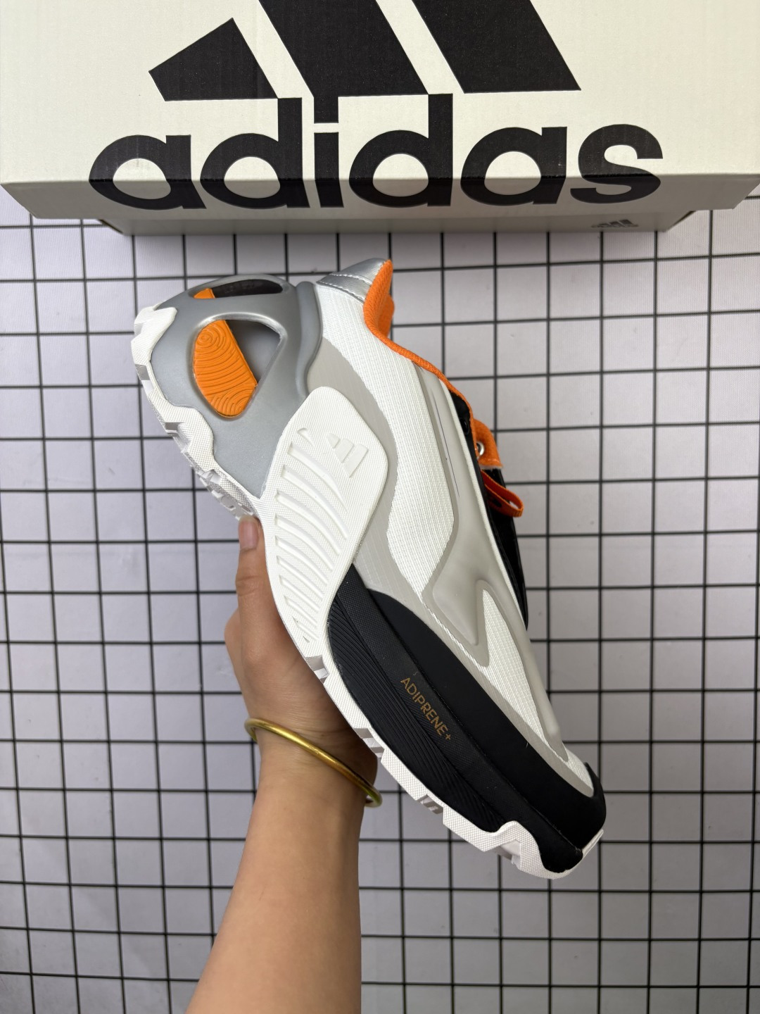 🈴💰160
公司级 Adidas/阿迪达斯 原楦原纸版开发版型,采用耐磨牛津布组合纤维革鞋面材质,搭载减震科技恢复性高密LIGHTSTRIKE 泡棉搭配前掌 adiPRENE+ 填腹中底,防滑耐磨RB橡胶外底❗️阿迪机甲鞋新配色,质感拉满了!阿迪达斯adidas Wonder Runner 01 奇迹跑步者01系列低帮轻机甲风厚底增高老爹风复古缓震休闲运动慢跑鞋
类型:男鞋
码数40-45
编码:698