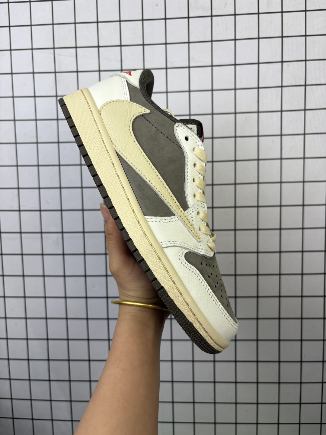 💰180
公司级✅AJ1倒勾Travis Scott x Air Jordan 1 ” Reverse Mocha “ AJ1乔1 TS 闪电 联名倒钩 低帮文化篮球鞋 完美品质出货 细节如图所示  鞋面切割工整  冲孔整齐干净 中底拉帮线 整体清洁度非常好·货号：DM7866-162
尺码：36 36.5 37 38 38.5 39 40 40.5 41 42 42.5 43 44 45 46 47 48.5
编码719