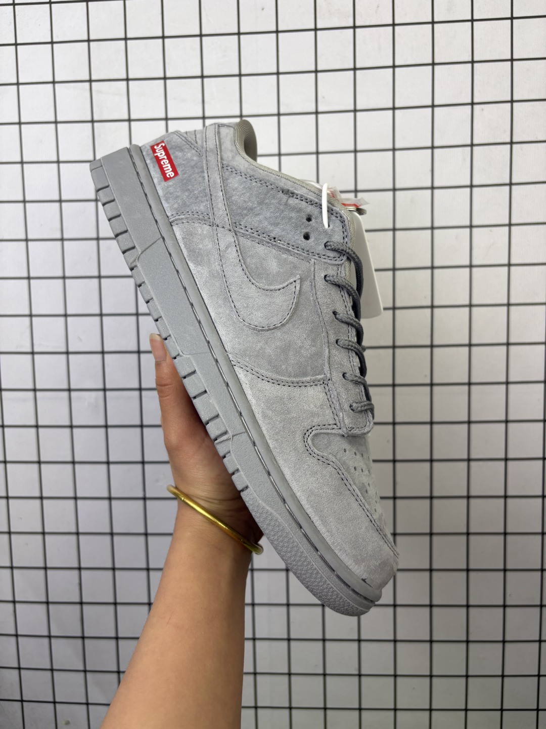 💰240
公司级✅NK Dunk Low Retro “DIY高端定制”
低帮休闲运动板鞋
原装头层材料 用料绝不含糊 独家版型蒸餾加工帶來的是更好的视觉和脚感体验 清洁度 电绣工艺 皮料切割干净无任何毛边 细节完美
货号:DD1988
尺码:36 36.5 37.5 38 38.5 39 40 40.5 41 42 42.5 43 44 45
编码719