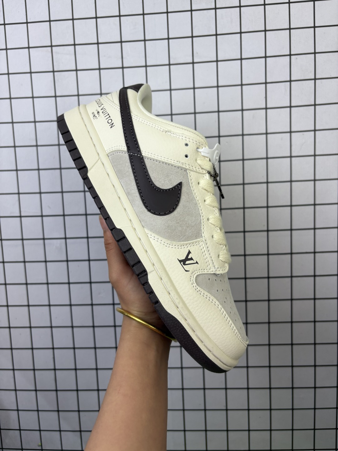 💰120
Nike/耐克 男女鞋真标半码制,全新2021版更新数据窄楦翘头版型,采用软质荔枝纹牛剖革鞋面材质,大厂水平严控清洁度,缜密拉帮中底布,鞋垫嵌EVA缓震物料及背胶,全新窄版翘头耐磨橡胶大底❗️创意定制配色,联乘法国顶级高奢品牌·路易威登Louis Vuitton x Nike SB Dunk Low"Beige/Gloomy Bear/LV Monogram"扣篮系列低帮休闲运动滑板板鞋“皮革米白深灰暴力熊LV老花 FC1688-136
类型:男女鞋
码数:36 36.5 37.5 38 38.5 39 40 40.5 41 42 42.5 43 44 45
编码770