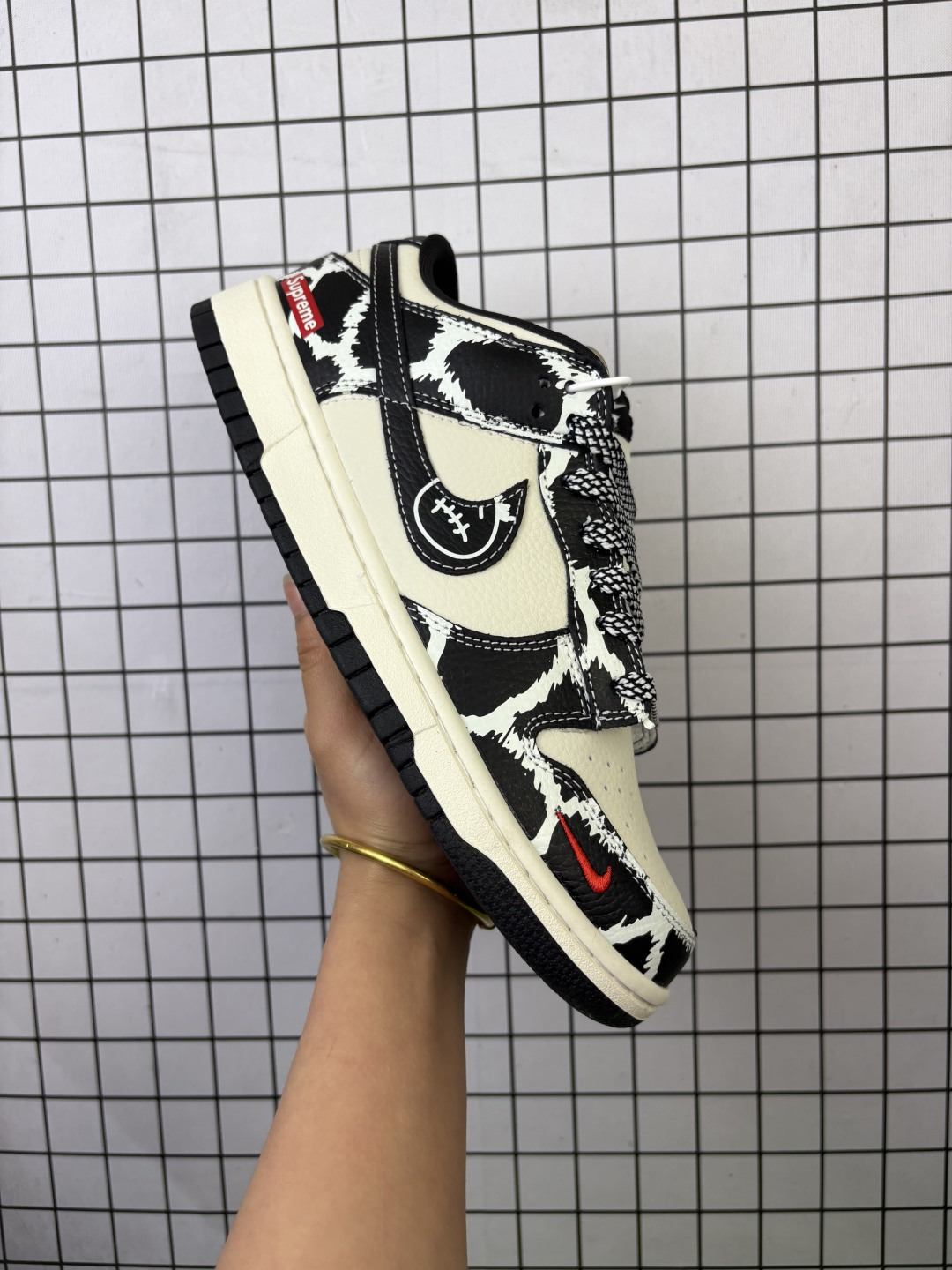 💰240
公司级✅NK Dunk Low Retro ”DIY高端定制“
Sup黑白绿 低帮休闲运动板鞋
原装头层材料 用料绝不含糊 独家版型蒸餾加工帶來的是更好的视觉和脚感体验 清洁度 电绣工艺 皮料切割干净无任何毛边 细节完美
货号:SJ8888-004
Size:36 36.5 37.5 38 38.5 39 40 40.5 41 42 42.5 43 44 44.5 45
编码元