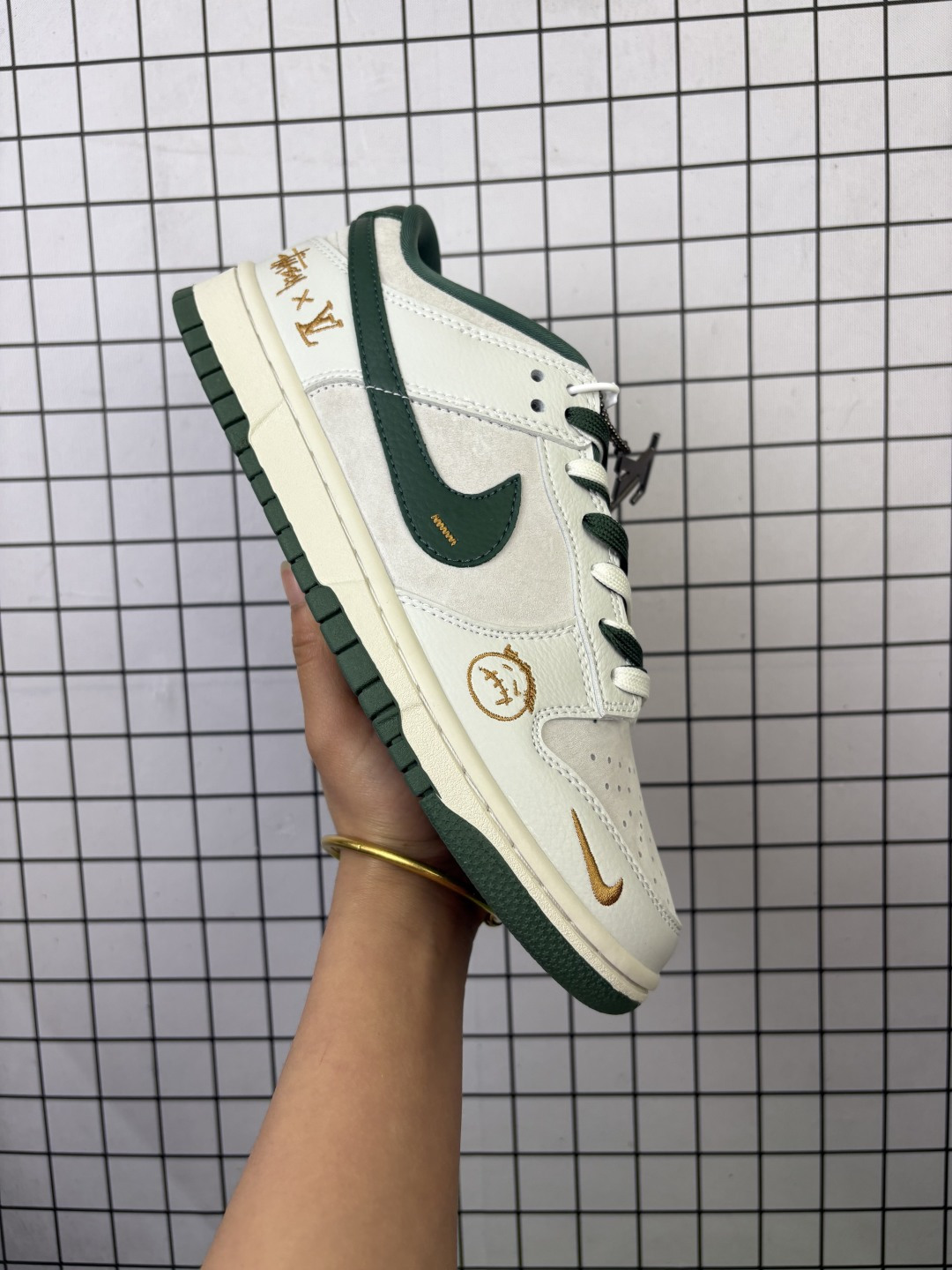 💰240
公司级✅NK Dunk Low Retro “DIY高端定制”
低帮休闲运动板鞋
原装头层材料 用料绝不含糊 独家版型蒸餾加工帶來的是更好的视觉和脚感体验 清洁度 电绣工艺 皮料切割干净无任何毛边 细节完美
货号:SG6688
尺码:36 36.5 37.5 38 38.5 39 40 40.5 41 42 42.5 43 44 45
编码:元