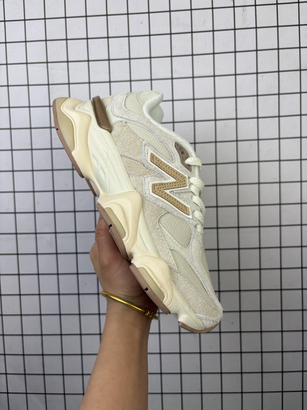 💰180
公司级✅New Balance 9060系列 新百伦 复古休闲运动慢跑鞋
鞋面大身由空间双格及磨砂鞋面拼接而生
采用大面积网眼以及麂皮材质覆盖鞋身 还原经典气质 搭载ABZORB避震科技 由泡沫聚酯制成 上脚可以有效减少由鞋底反弹对身体及双腿的冲击力
货号:U9060CCB
Size:36 37 37.5 38 38.5 39.5 40 40.5 41.5 42 42.5 43 44 45
编码688