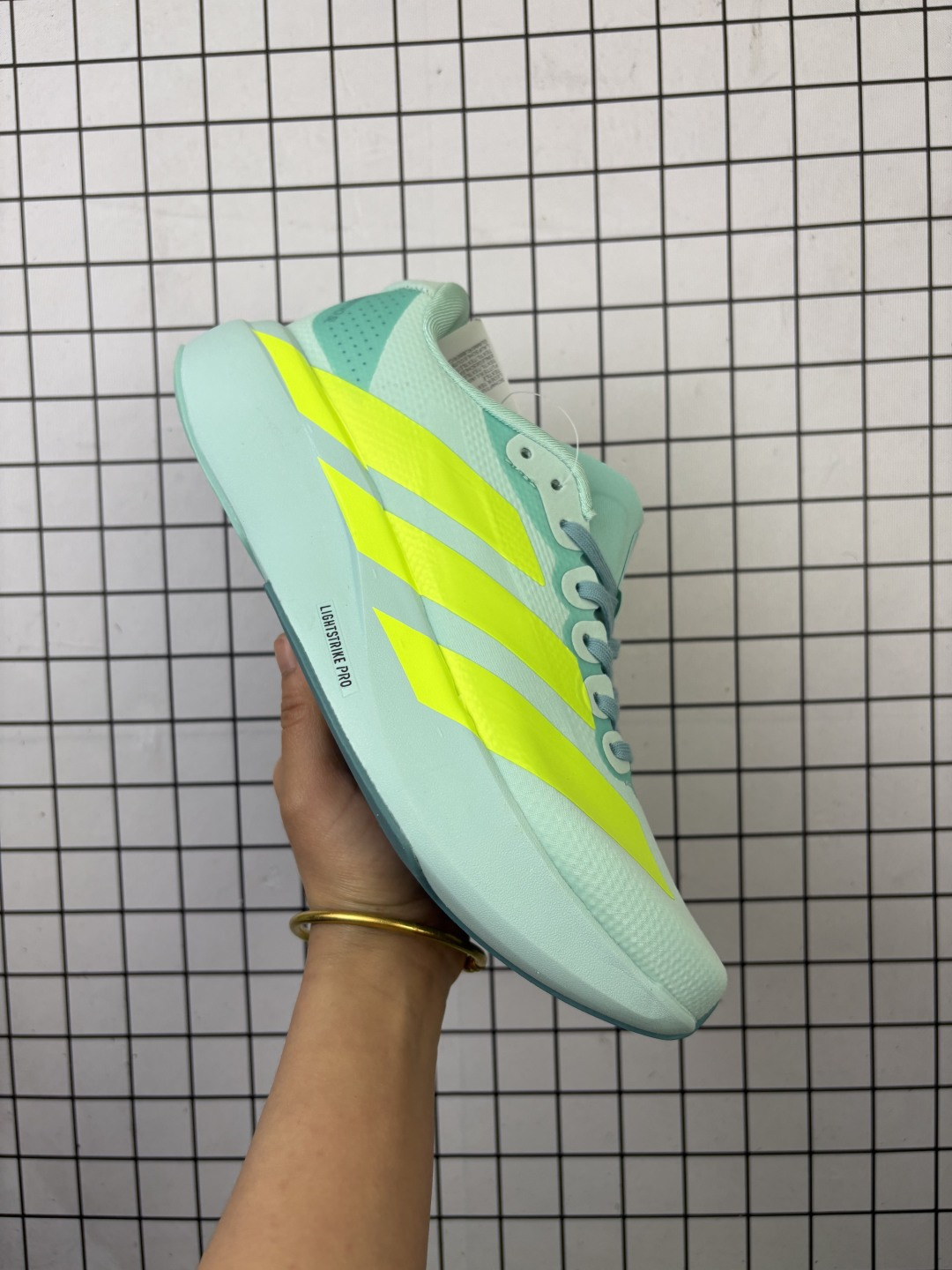 Ad Adizero Evo SL 轻盈跑鞋 耐磨减震专业跑步鞋 冲向目标,一路向前,不断挑战和突破自我 无论是平时训练还是马拉松,让这款adidas跑步鞋伴你畅快开跑 兼具舒适性和结构感,搭载Lightstrike科技,为步伐注入活力 货号:JS4454 编码688