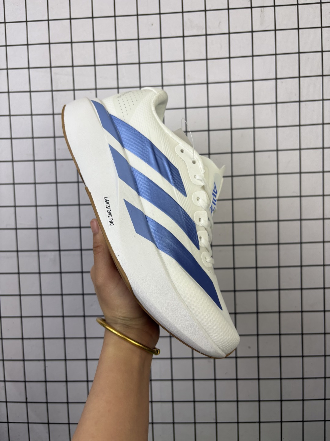 💰120
Ad Adizero Evo SL 轻盈跑鞋
耐磨减震专业跑步鞋 
冲向目标，一路向前，不断挑战和突破自我
无论是平时训练还是马拉松，让这款adidas跑步鞋伴你畅快开跑
兼具舒适性和结构感，搭载Lightstrike科技，为步伐注入活力
货号：JS4454
尺码：40～45
编码688