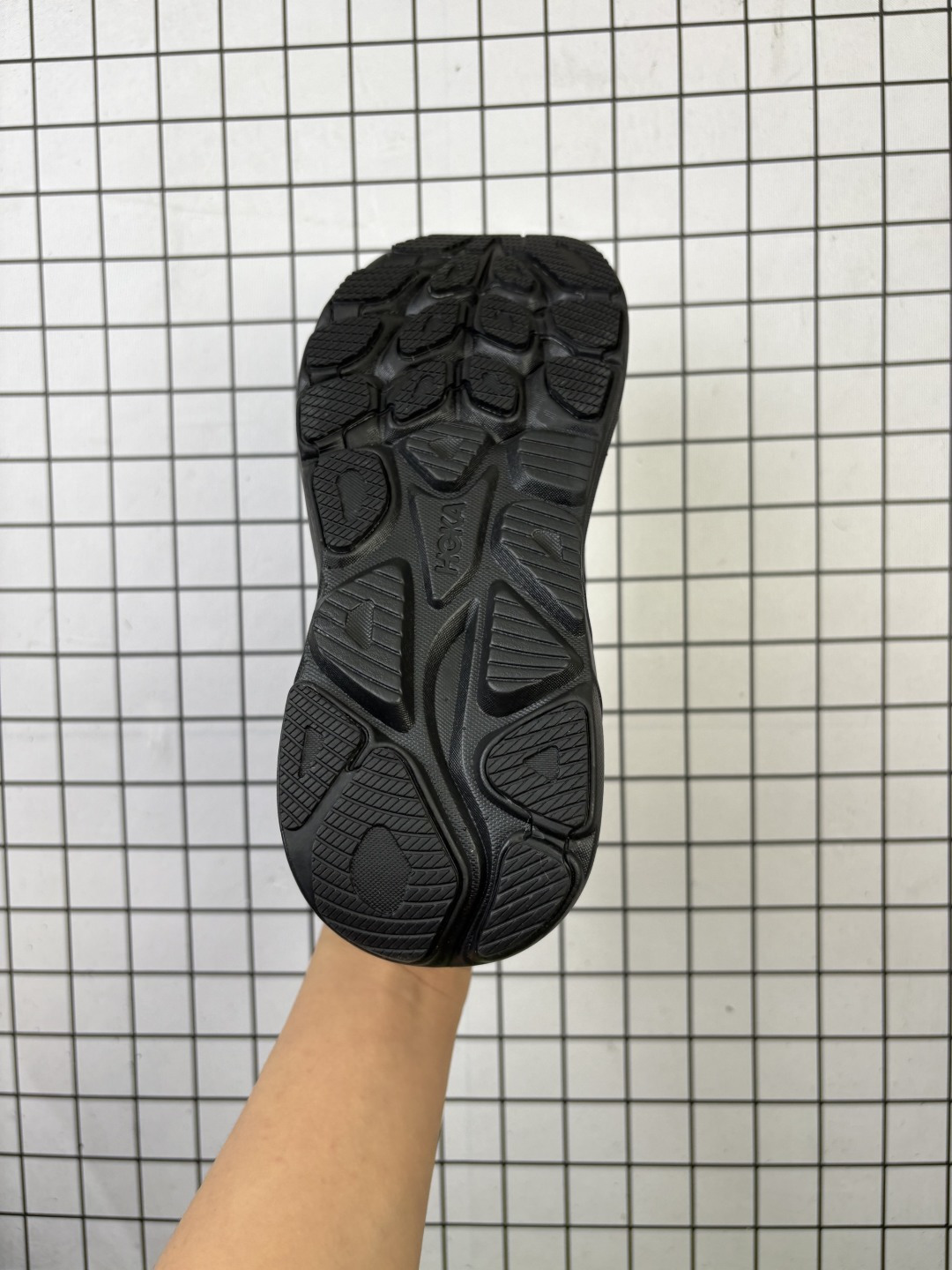 💰130
HOKA/霍卡 男女鞋半码制,采用透气针织工程材料鞋面材质,轻量化材料高弹力泡棉升级中底,内嵌欧索莱Ortholite® 混合(再生)鞋垫,外置耐磨防滑橡胶模块❗️新晋减震王,踩屎感最强!美国新兴跑鞋品牌HOKA One One Clifton 10 Low 克利夫顿10代系列低帮厚底网织轻量休闲运动慢跑鞋 1162030
码数:36 36.5 37 38 38.5 39 40 40.5 41 42 42.5 43 44 45 46 47
编码老男H