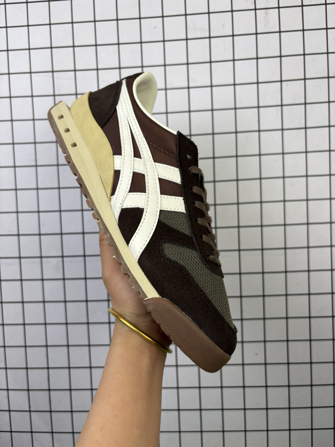 💰140
亚瑟士 鬼冢虎 Onitsuka Tiger Ultimate 81 塞拉诺系列低帮薄底复古休闲慢跑鞋 用翻毛皮组合网织织物鞋面材质 内嵌OrthoLite(欧索莱)透气吸汗鞋垫贴 外置环保双层切片组合轻质防滑橡胶外底 经典传承及创新锐意
货号:1183B536-201
尺码:36 37 37.5 38 39 39.5 40 40.5 41.5 42 42.5 43.5 44 45
编码768