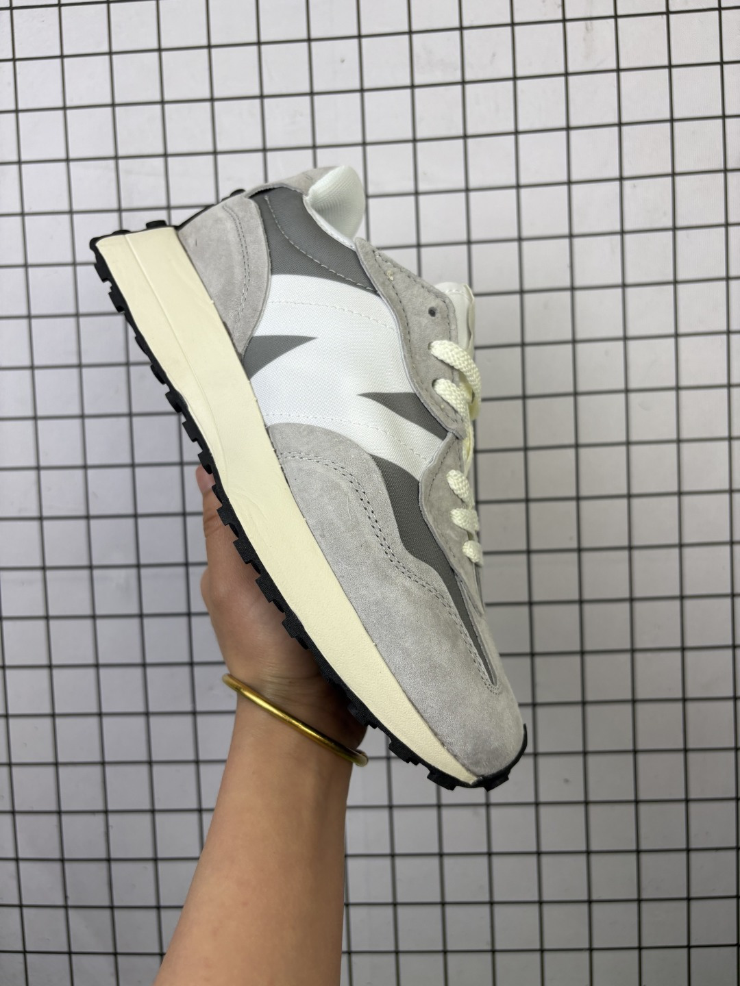 💰95
✅New Balance MS327 复古休闲运动慢跑鞋 以更纯粹的复古风格设计打造的全新造型 侧身还以解构设计 将 N 字标志以做旧压花样式呈现
官方货号:WS327KB
尺码:36 37 37.5 38 38.5 39.5 40 40.5 41.5 42 42.5 43 44 45
编码103