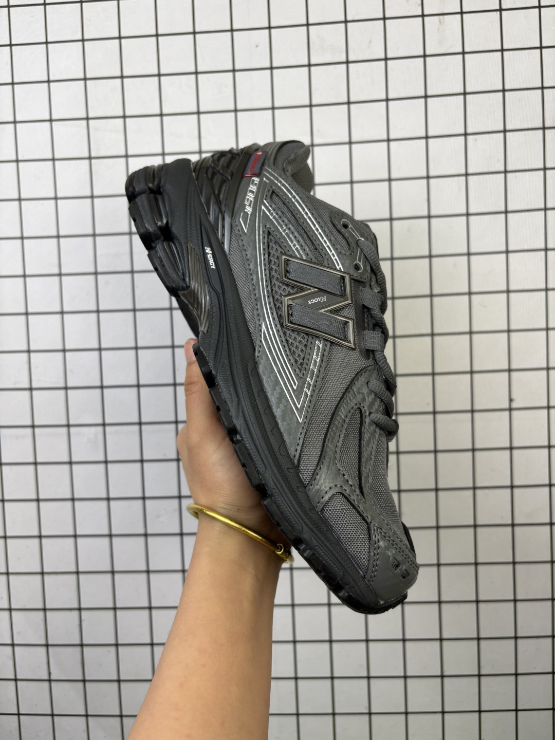 💰150
公司级✅New Balance M1906系列复古单品宝藏老爹鞋款 公司级版本复古元素叠加 质感超级棒 楦版型材料细节做工精细 作为NB最经典的档案鞋型之一 与2002一样，1906有着NB最成熟的技术加持和复古款式，而本次推出的版本参照2002r的定位，相信会在性价两端做出权衡。单从造型上来看，依旧是vibe风格，味道很正，细节也很酷，这双1906r无疑必能打入复古跑鞋爱好者的年度鞋款名录 
官方货号:U1906
尺码:36 37 37.5 38 38.5 39.5 40 40.5 41.5 42 42.5 43 44 45 46.5 47
编码103