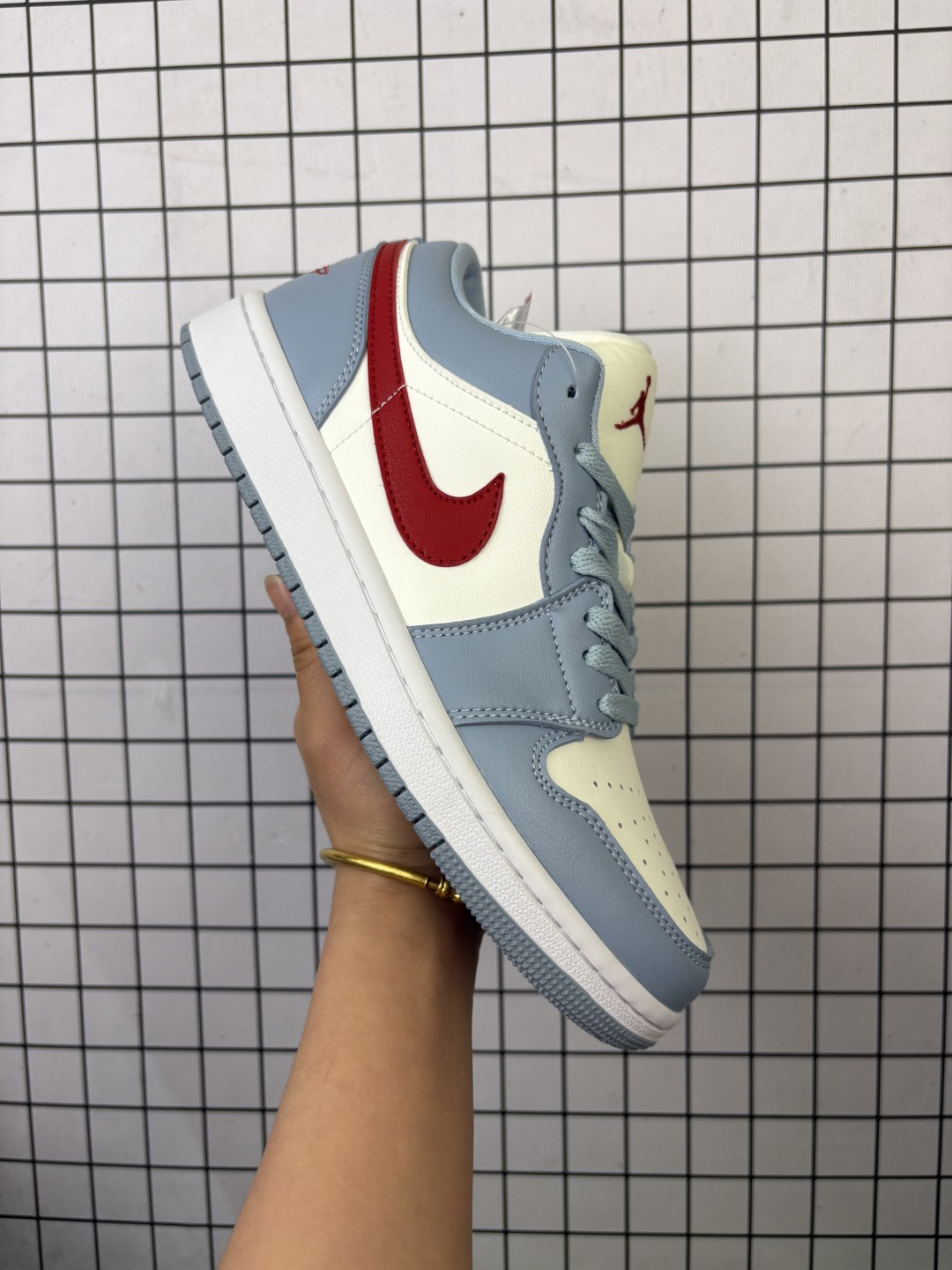 💰95
✅Nike Air Jordan 1 Low
AJ1乔1低帮休闲板鞋 同步官方配色 
头层皮打造 正确满胶鞋垫 四线拉帮 
原厂织唛标 鞋舌高弹海绵填充
官方货号:DC0774-502
Size:36 36.5 37.5 38 38.5 39 40 40.5 41 42 42.5 43 44 45 46
编码757