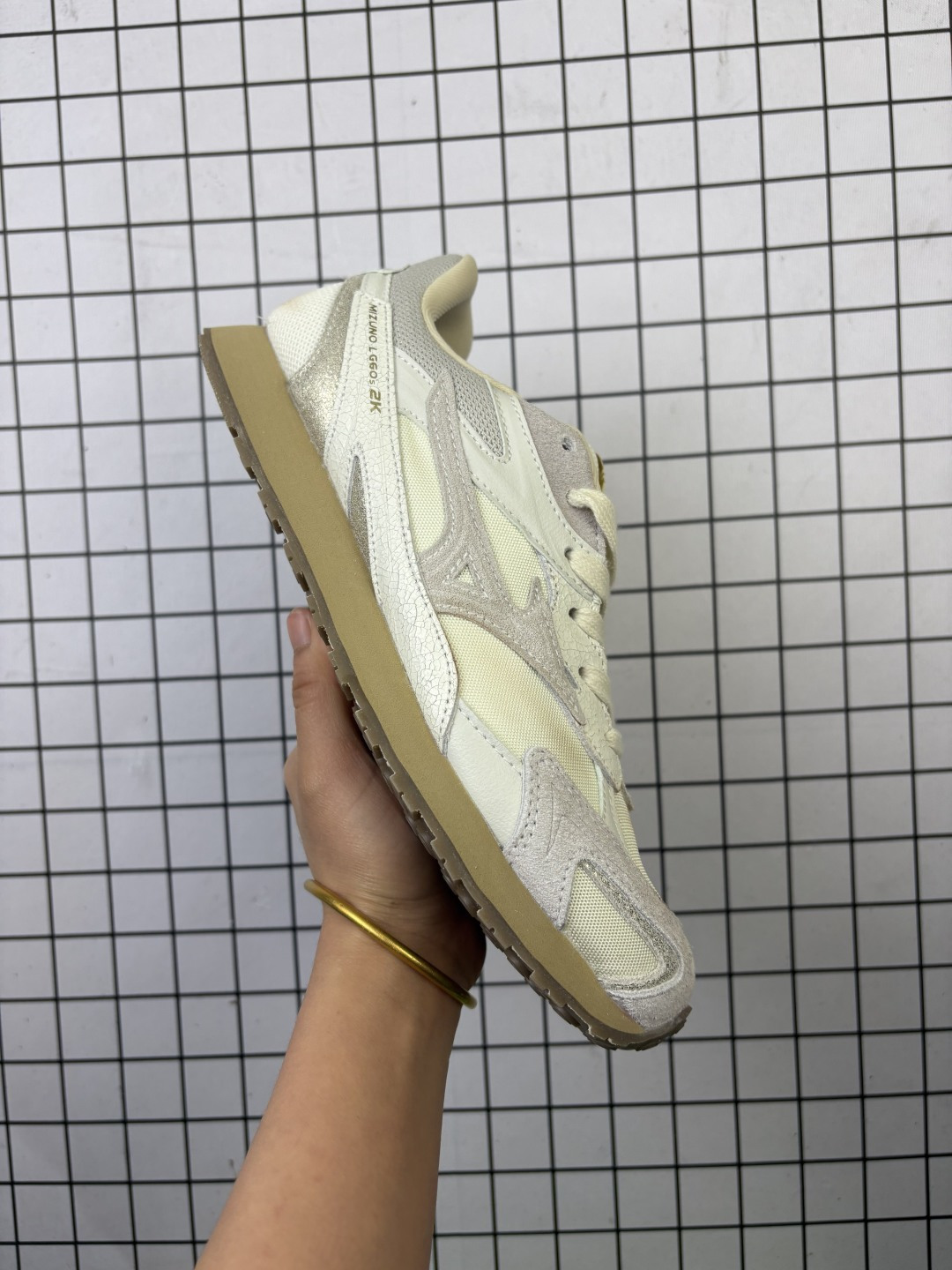 💰160
Mizuno RUNNING美津浓 复古时尚休闲舒适减震运动跑步鞋 美津浓WAVE机械缓震,可以说是机械缓震跑鞋科技的翘楚。有着非凡的适应性,有着充分而持久的缓震能力和轻量化设计,是一双可以陪伴我们日常训练甚至是半马比赛的跑鞋,无论是“跑步初哥”还是“精英老鸟”,只要不是比较夸张的大体重人群,都可以穿着 Mizuno 来跑步。如果你不知道跑步穿什么鞋,不知道给别人推荐什么鞋,那么选美津浓 Sportstyle总是没错的!
编码:553
货号:D1GH242103
36-45