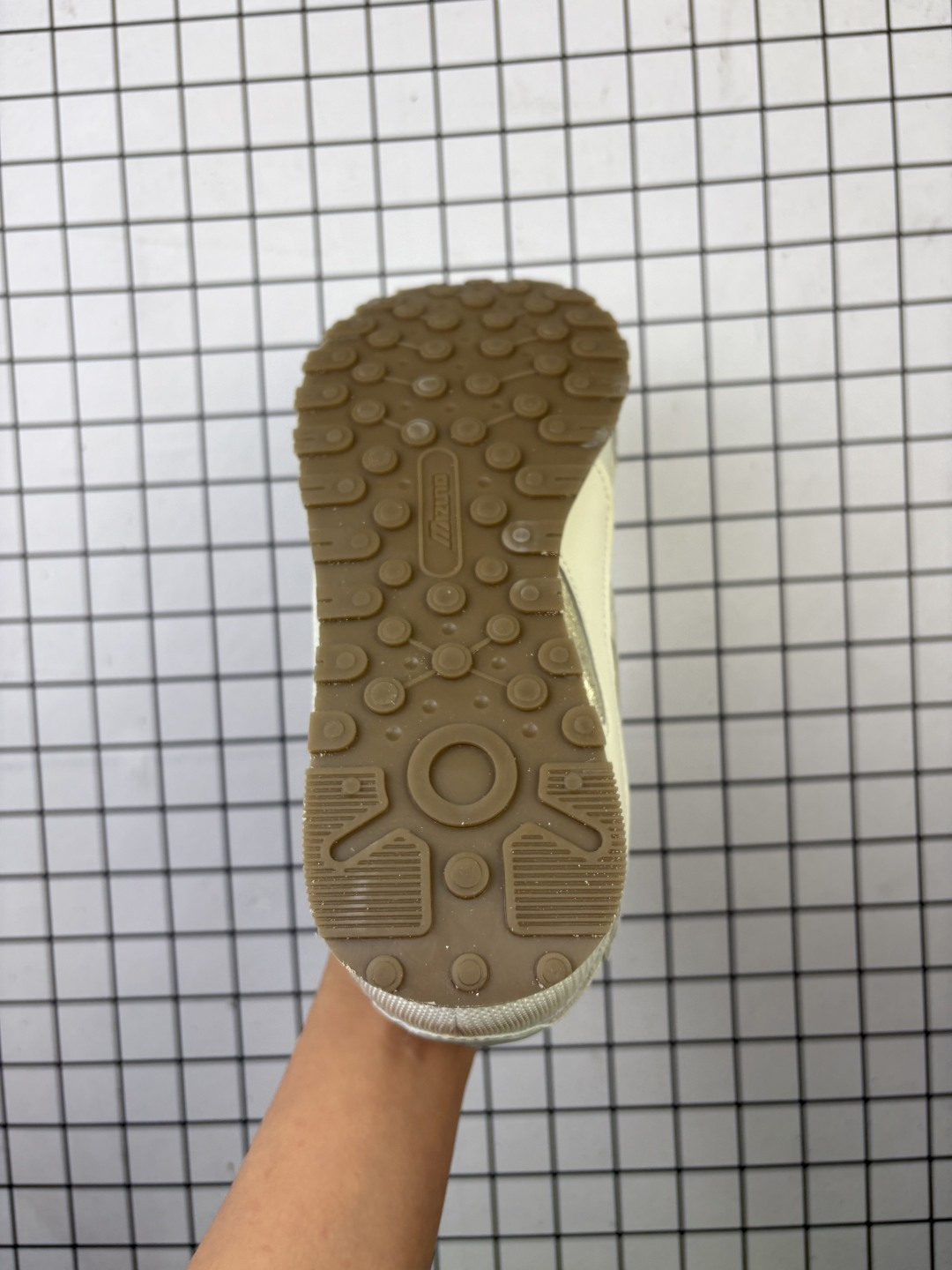 💰160
Mizuno RUNNING美津浓 复古时尚休闲舒适减震运动跑步鞋 美津浓WAVE机械缓震,可以说是机械缓震跑鞋科技的翘楚。有着非凡的适应性,有着充分而持久的缓震能力和轻量化设计,是一双可以陪伴我们日常训练甚至是半马比赛的跑鞋,无论是“跑步初哥”还是“精英老鸟”,只要不是比较夸张的大体重人群,都可以穿着 Mizuno 来跑步。如果你不知道跑步穿什么鞋,不知道给别人推荐什么鞋,那么选美津浓 Sportstyle总是没错的!
编码:553
货号:D1GH242103
36-45