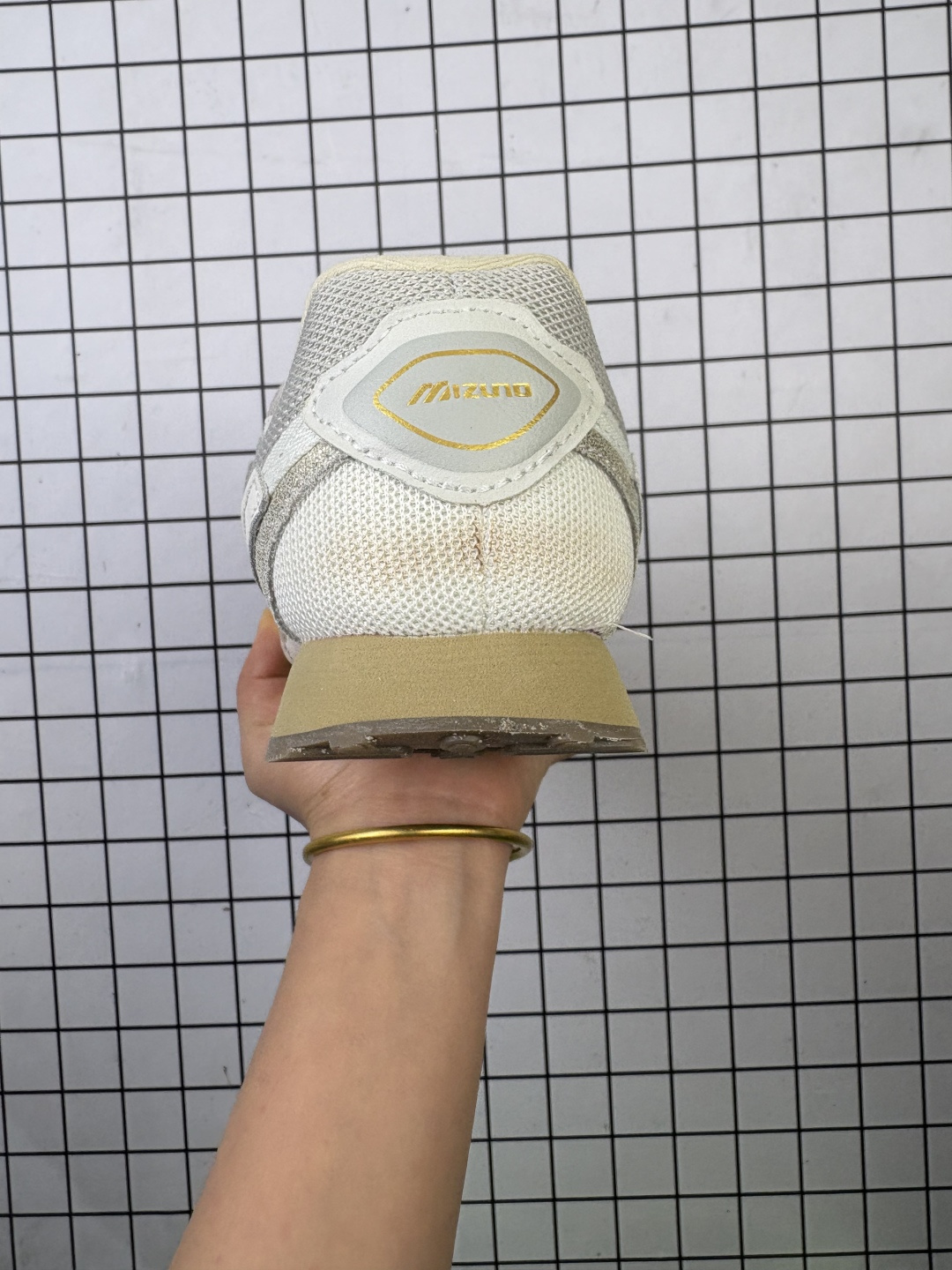 💰160
Mizuno RUNNING美津浓 复古时尚休闲舒适减震运动跑步鞋 美津浓WAVE机械缓震,可以说是机械缓震跑鞋科技的翘楚。有着非凡的适应性,有着充分而持久的缓震能力和轻量化设计,是一双可以陪伴我们日常训练甚至是半马比赛的跑鞋,无论是“跑步初哥”还是“精英老鸟”,只要不是比较夸张的大体重人群,都可以穿着 Mizuno 来跑步。如果你不知道跑步穿什么鞋,不知道给别人推荐什么鞋,那么选美津浓 Sportstyle总是没错的!
编码:553
货号:D1GH242103
36-45