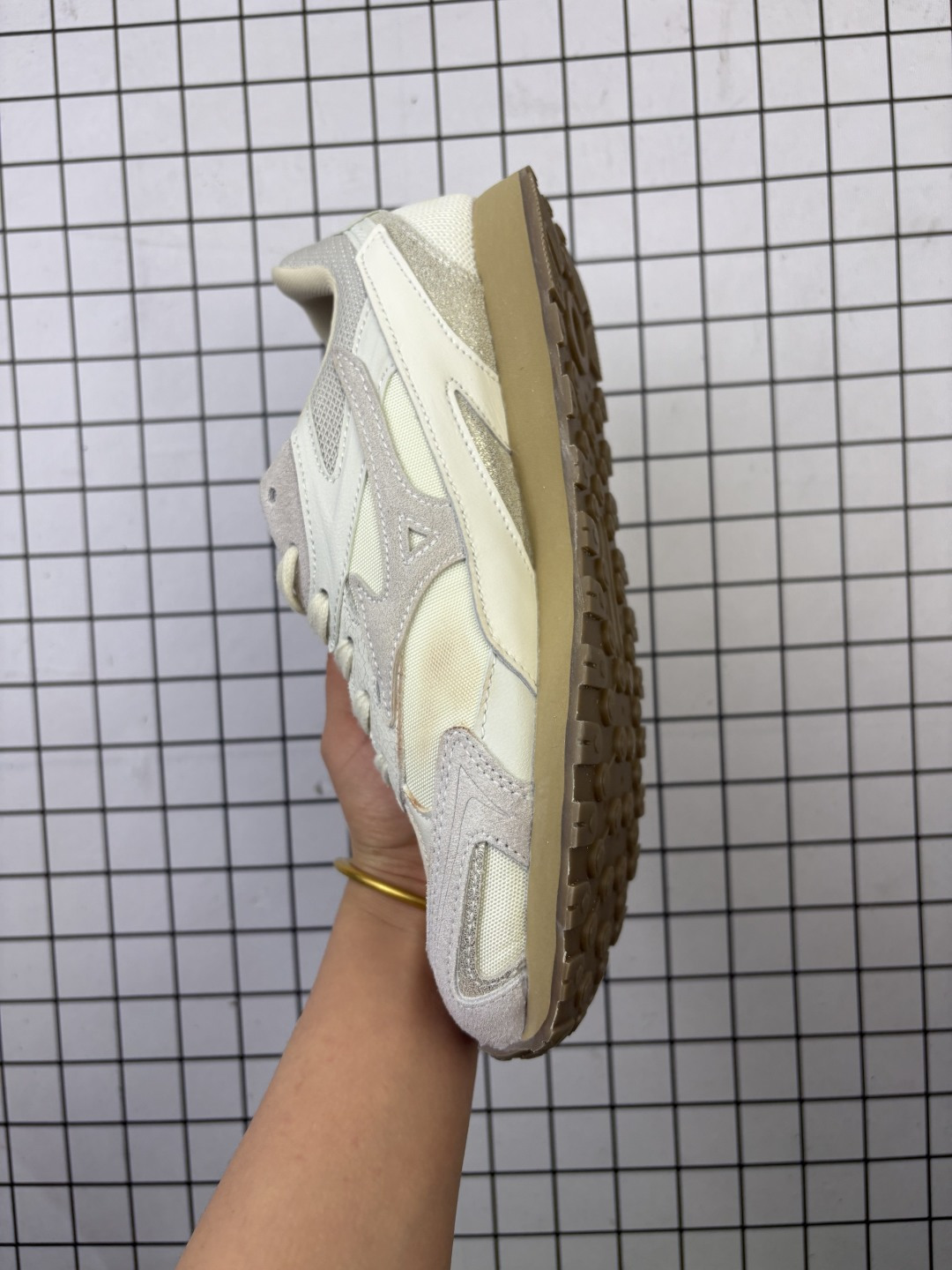 💰160
Mizuno RUNNING美津浓 复古时尚休闲舒适减震运动跑步鞋 美津浓WAVE机械缓震,可以说是机械缓震跑鞋科技的翘楚。有着非凡的适应性,有着充分而持久的缓震能力和轻量化设计,是一双可以陪伴我们日常训练甚至是半马比赛的跑鞋,无论是“跑步初哥”还是“精英老鸟”,只要不是比较夸张的大体重人群,都可以穿着 Mizuno 来跑步。如果你不知道跑步穿什么鞋,不知道给别人推荐什么鞋,那么选美津浓 Sportstyle总是没错的!
编码:553
货号:D1GH242103
36-45