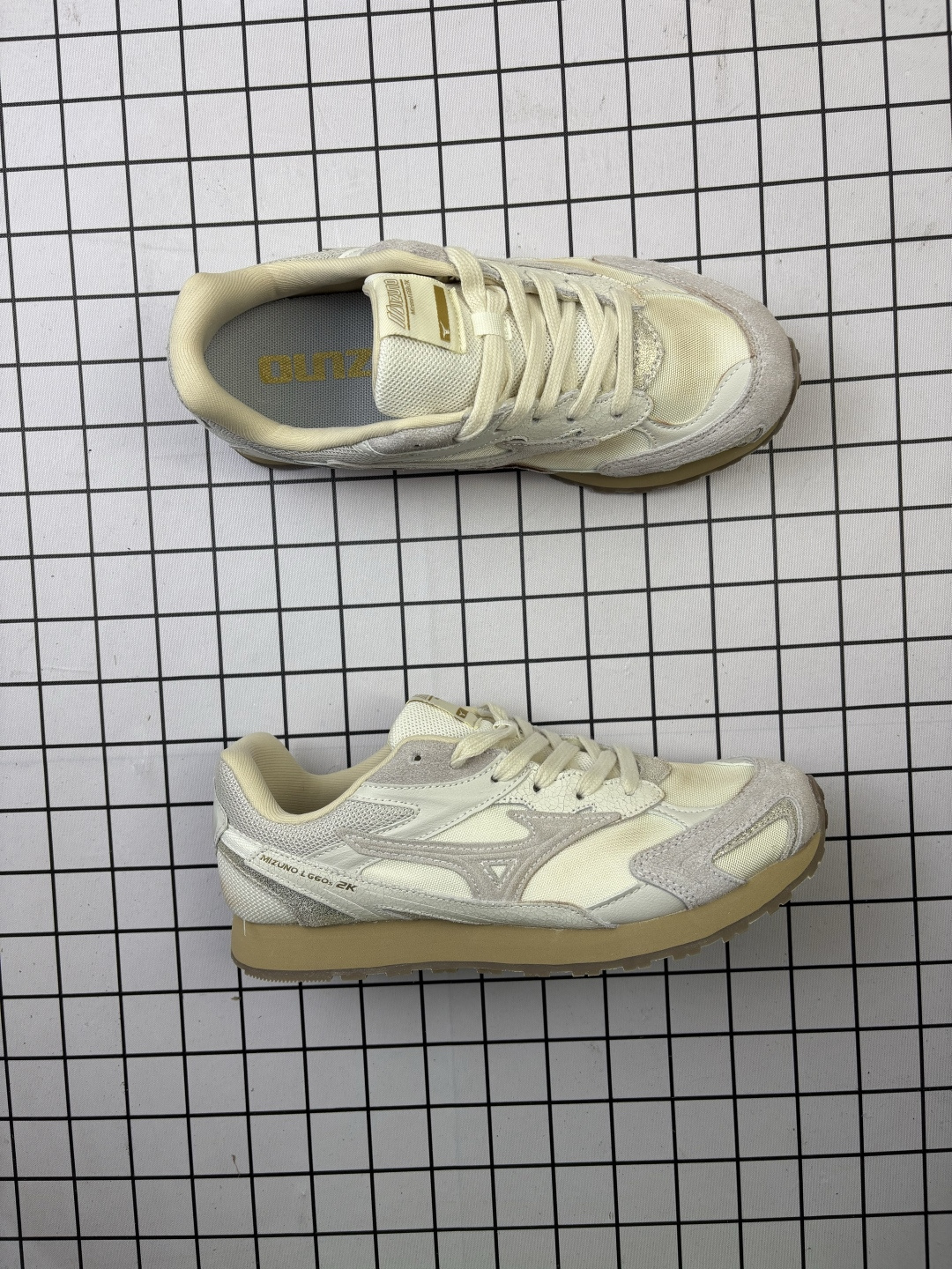 💰160
Mizuno RUNNING美津浓 复古时尚休闲舒适减震运动跑步鞋 美津浓WAVE机械缓震,可以说是机械缓震跑鞋科技的翘楚。有着非凡的适应性,有着充分而持久的缓震能力和轻量化设计,是一双可以陪伴我们日常训练甚至是半马比赛的跑鞋,无论是“跑步初哥”还是“精英老鸟”,只要不是比较夸张的大体重人群,都可以穿着 Mizuno 来跑步。如果你不知道跑步穿什么鞋,不知道给别人推荐什么鞋,那么选美津浓 Sportstyle总是没错的!
编码:553
货号:D1GH242103
36-45