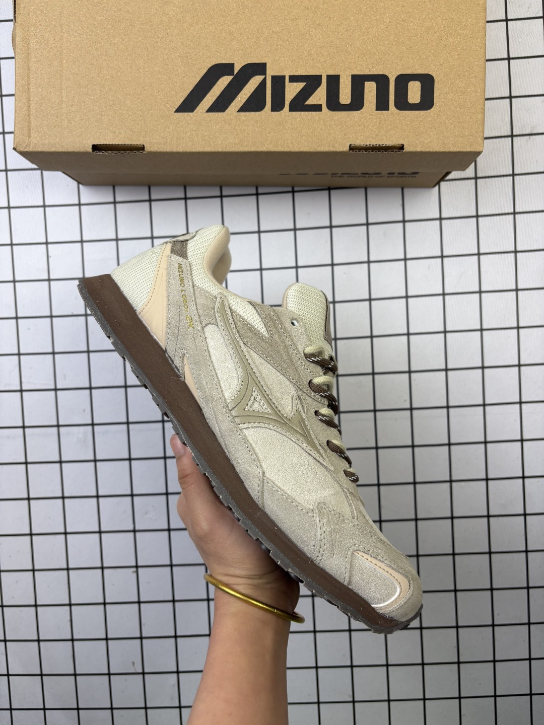 🈴💰160
Mizuno RUNNING美津浓 复古时尚休闲舒适减震运动跑步鞋 美津浓WAVE机械缓震,可以说是机械缓震跑鞋科技的翘楚。有着非凡的适应性,有着充分而持久的缓震能力和轻量化设计,是一双可以陪伴我们日常训练甚至是半马比赛的跑鞋,无论是“跑步初哥”还是“精英老鸟”,只要不是比较夸张的大体重人群,都可以穿着 Mizuno 来跑步。如果你不知道跑步穿什么鞋,不知道给别人推荐什么鞋,那么选美津浓 Sportstyle总是没错的!
编码:553
货号:D1GH242103
36-45