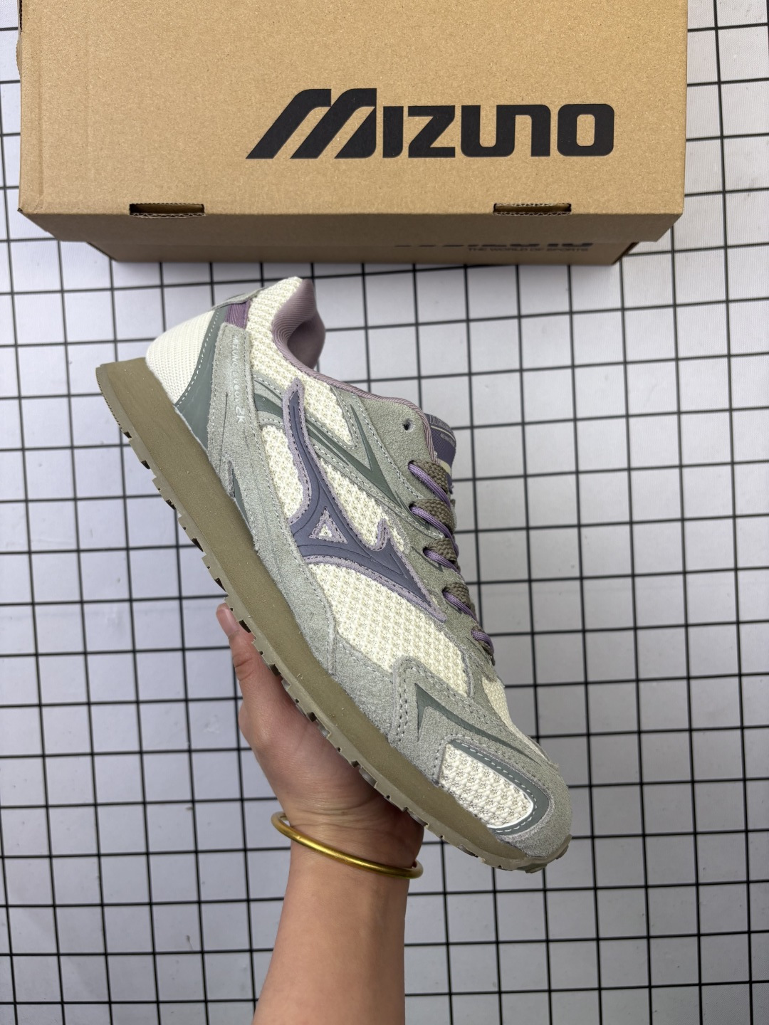 🈴💰160
Mizuno RUNNING美津浓 复古时尚休闲舒适减震运动跑步鞋 美津浓WAVE机械缓震,可以说是机械缓震跑鞋科技的翘楚。有着非凡的适应性,有着充分而持久的缓震能力和轻量化设计,是一双可以陪伴我们日常训练甚至是半马比赛的跑鞋,无论是“跑步初哥”还是“精英老鸟”,只要不是比较夸张的大体重人群,都可以穿着 Mizuno 来跑步。如果你不知道跑步穿什么鞋,不知道给别人推荐什么鞋,那么选美津浓 Sportstyle总是没错的!
编码:553
货号:D1GH242103
36-45