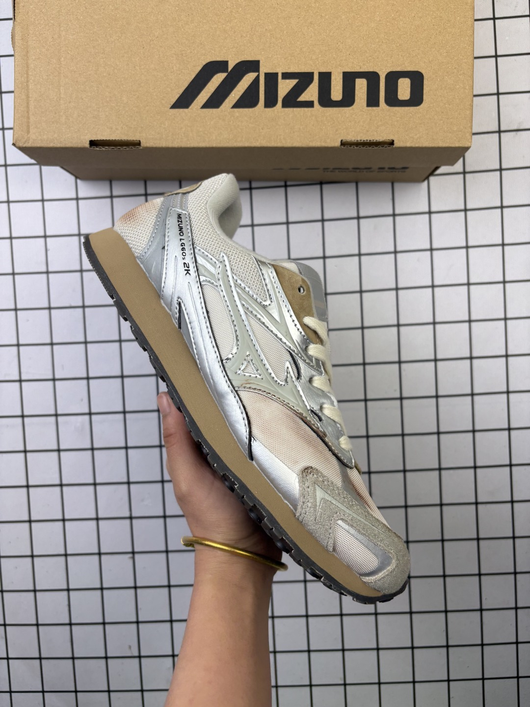 🈴💰160
Mizuno RUNNING美津浓 复古时尚休闲舒适减震运动跑步鞋 美津浓WAVE机械缓震,可以说是机械缓震跑鞋科技的翘楚。有着非凡的适应性,有着充分而持久的缓震能力和轻量化设计,是一双可以陪伴我们日常训练甚至是半马比赛的跑鞋,无论是“跑步初哥”还是“精英老鸟”,只要不是比较夸张的大体重人群,都可以穿着 Mizuno 来跑步。如果你不知道跑步穿什么鞋,不知道给别人推荐什么鞋,那么选美津浓 Sportstyle总是没错的!
编码:553
货号:D1GH242103
36-45