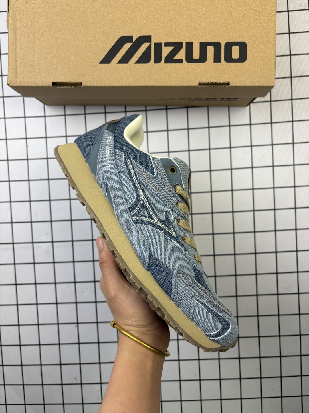 🈴💰160
Mizuno RUNNING美津浓 复古时尚休闲舒适减震运动跑步鞋 美津浓WAVE机械缓震,可以说是机械缓震跑鞋科技的翘楚。有着非凡的适应性,有着充分而持久的缓震能力和轻量化设计,是一双可以陪伴我们日常训练甚至是半马比赛的跑鞋,无论是“跑步初哥”还是“精英老鸟”,只要不是比较夸张的大体重人群,都可以穿着 Mizuno 来跑步。如果你不知道跑步穿什么鞋,不知道给别人推荐什么鞋,那么选美津浓 Sportstyle总是没错的!
编码:553
货号:D1GH242103
36-45