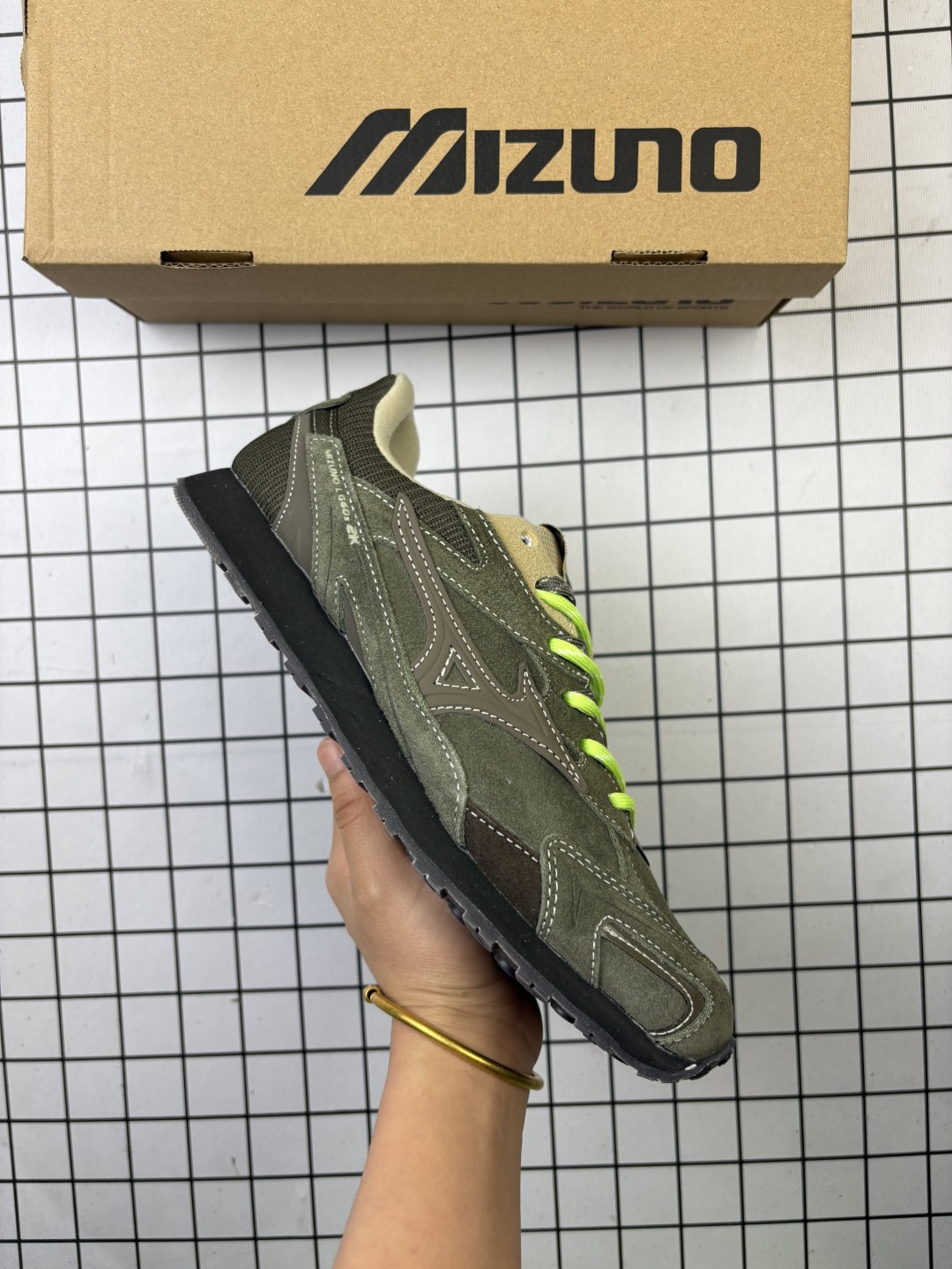 🈴💰160
Mizuno RUNNING美津浓 复古时尚休闲舒适减震运动跑步鞋 美津浓WAVE机械缓震,可以说是机械缓震跑鞋科技的翘楚。有着非凡的适应性,有着充分而持久的缓震能力和轻量化设计,是一双可以陪伴我们日常训练甚至是半马比赛的跑鞋,无论是“跑步初哥”还是“精英老鸟”,只要不是比较夸张的大体重人群,都可以穿着 Mizuno 来跑步。如果你不知道跑步穿什么鞋,不知道给别人推荐什么鞋,那么选美津浓 Sportstyle总是没错的!
编码:553
货号:D1GH242103
36-45