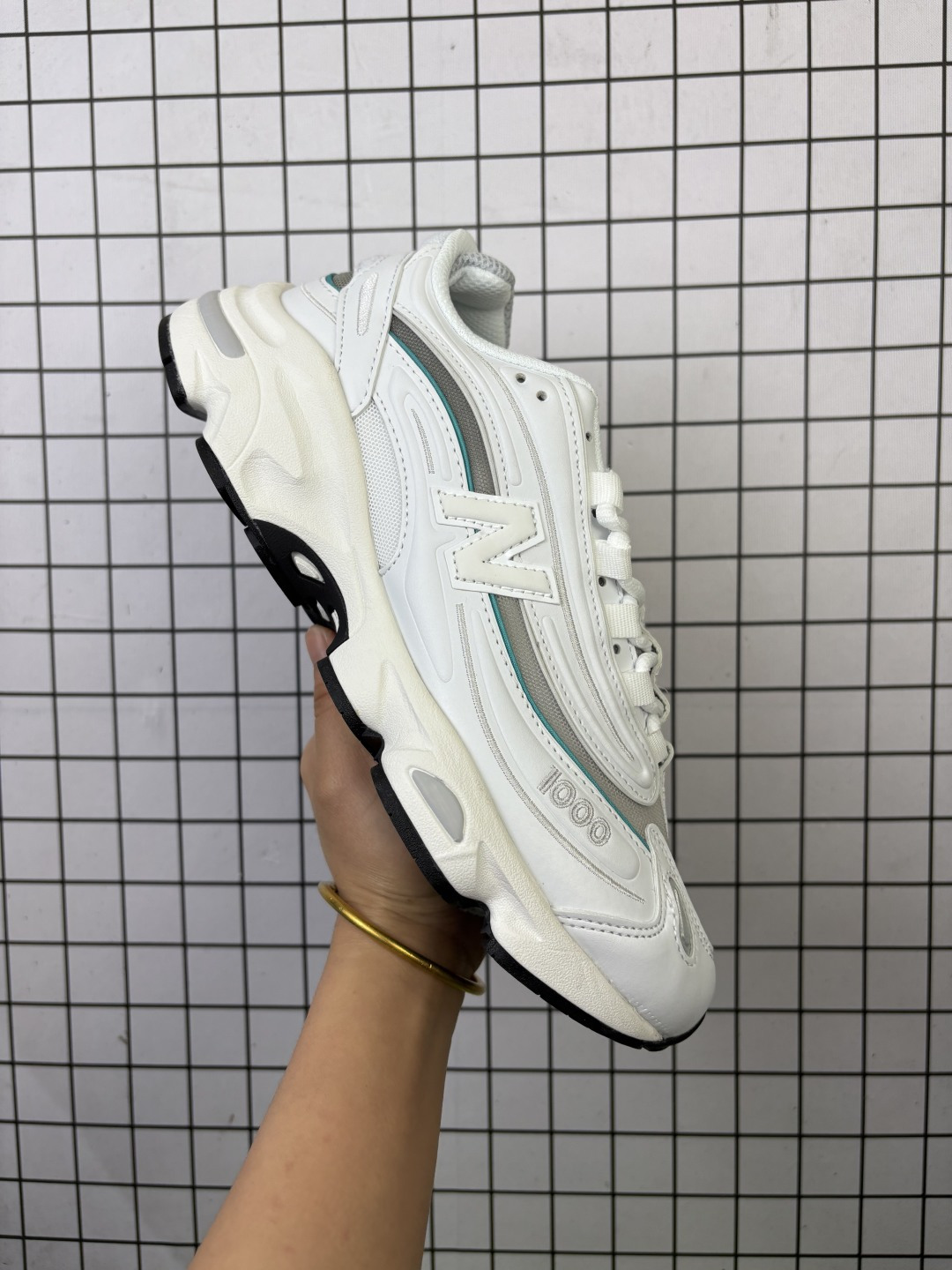 💰150
New Balance M1000 NB新百伦系列低帮复古老爹风休闲运动慢跑鞋 全套原楦原纸板原厂数据开发 进口三明治网面 原装进口皮料正确绒感卡色 正确中底拉帮中底网布细节 原厂标裁 带紫光防伪 定制后跟透明水晶模块 冲裁组合 大底贴合程度胶水上色把控完美 多道序QC把关品质完善 匠心打造 NB1000系列作为NB最高端的鞋型 诞生于1999年 一度成为当年的热门鞋型 神似Air Max95 现在看来也是一双符合潮流趋势的复古老爹鞋型 此番Teddy Santis亲自操刀 将丰富的配色和升级材质于复古的1000鞋型结合 鞋身采用米色、绿色和粉色的搭配 ”N“字Logo也以全新的设计呈现 以1000标志性的网布和皮革材质打造 带来全新的视觉体验
货号：M1000JDA
编码704
Size:36～45