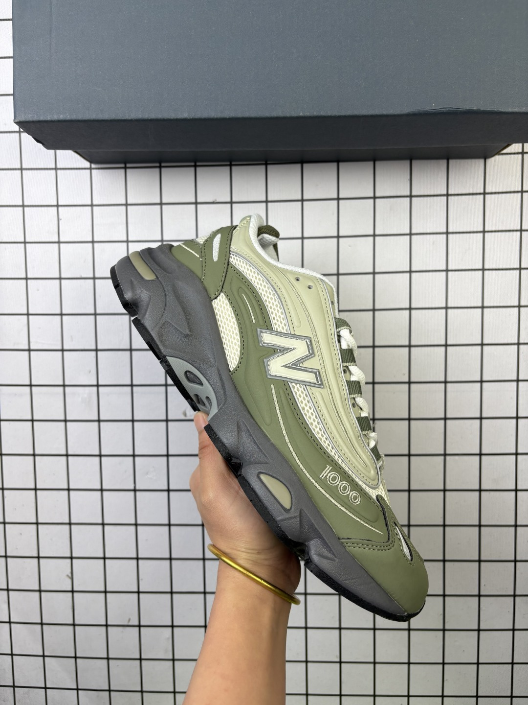 🈴💰150
New Balance M1000 NB新百伦系列低帮复古老爹风休闲运动慢跑鞋 全套原楦原纸板原厂数据开发 进口三明治网面 原装进口皮料正确绒感卡色 正确中底拉帮中底网布细节 原厂标裁 带紫光防伪 定制后跟透明水晶模块 冲裁组合 大底贴合程度胶水上色把控完美 多道序QC把关品质完善 匠心打造 NB1000系列作为NB最高端的鞋型 诞生于1999年 一度成为当年的热门鞋型 神似Air Max95 现在看来也是一双符合潮流趋势的复古老爹鞋型 此番Teddy Santis亲自操刀 将丰富的配色和升级材质于复古的1000鞋型结合 鞋身采用米色、绿色和粉色的搭配 ”N“字Logo也以全新的设计呈现 以1000标志性的网布和皮革材质打造 带来全新的视觉体验
货号:M1000JDA
编码704
Size:36~45