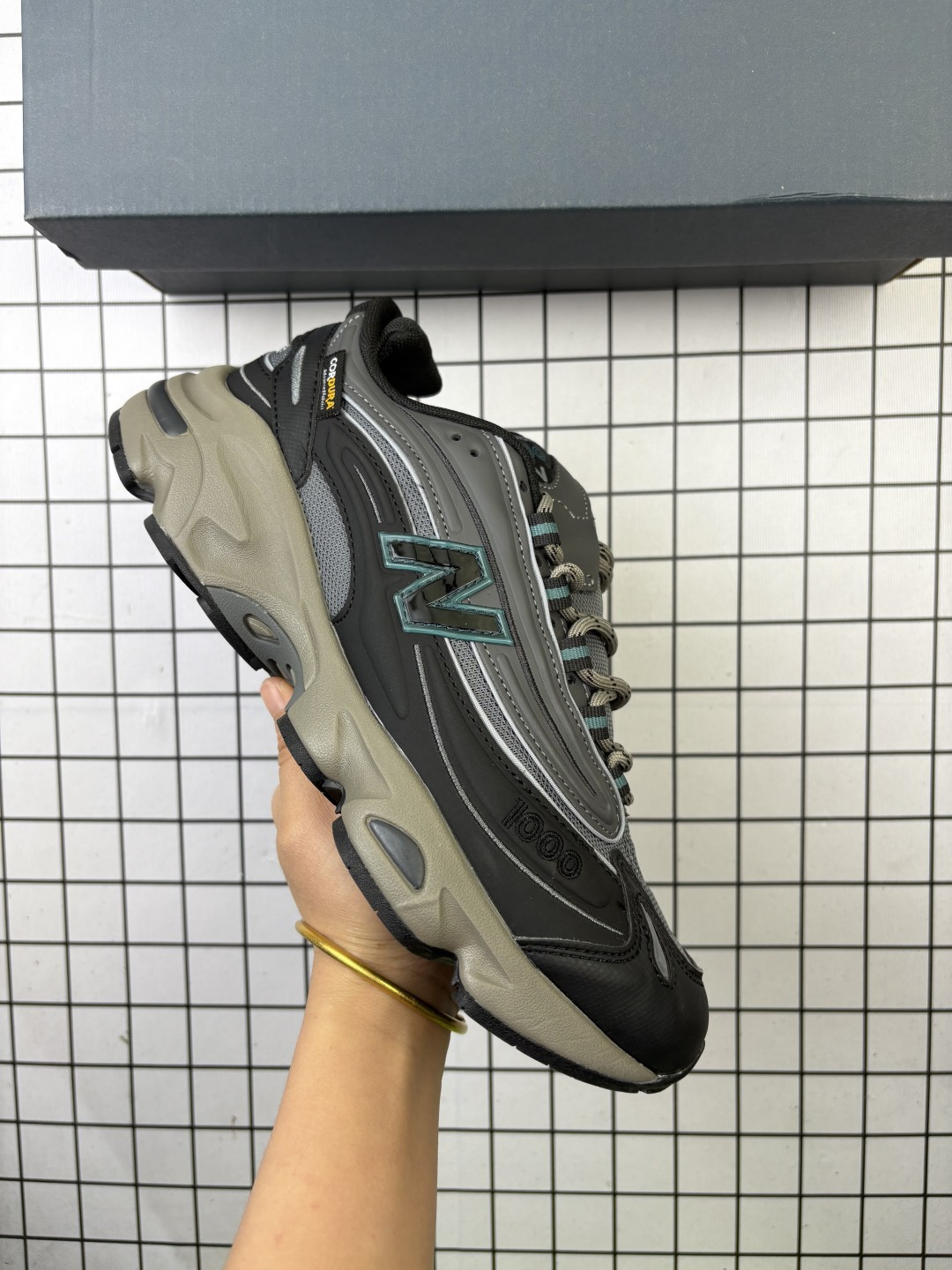 🈴💰150
New Balance M1000 NB新百伦系列低帮复古老爹风休闲运动慢跑鞋 全套原楦原纸板原厂数据开发 进口三明治网面 原装进口皮料正确绒感卡色 正确中底拉帮中底网布细节 原厂标裁 带紫光防伪 定制后跟透明水晶模块 冲裁组合 大底贴合程度胶水上色把控完美 多道序QC把关品质完善 匠心打造 NB1000系列作为NB最高端的鞋型 诞生于1999年 一度成为当年的热门鞋型 神似Air Max95 现在看来也是一双符合潮流趋势的复古老爹鞋型 此番Teddy Santis亲自操刀 将丰富的配色和升级材质于复古的1000鞋型结合 鞋身采用米色、绿色和粉色的搭配 ”N“字Logo也以全新的设计呈现 以1000标志性的网布和皮革材质打造 带来全新的视觉体验
货号:M1000JDA
编码704
Size:36~45