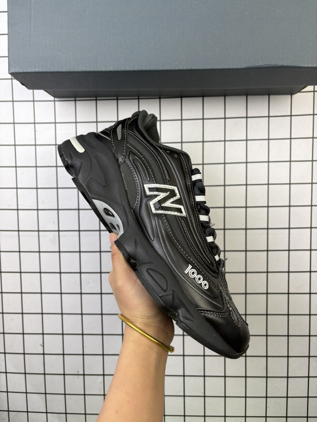 🈴💰150
New Balance M1000 NB新百伦系列低帮复古老爹风休闲运动慢跑鞋 全套原楦原纸板原厂数据开发 进口三明治网面 原装进口皮料正确绒感卡色 正确中底拉帮中底网布细节 原厂标裁 带紫光防伪 定制后跟透明水晶模块 冲裁组合 大底贴合程度胶水上色把控完美 多道序QC把关品质完善 匠心打造 NB1000系列作为NB最高端的鞋型 诞生于1999年 一度成为当年的热门鞋型 神似Air Max95 现在看来也是一双符合潮流趋势的复古老爹鞋型 此番Teddy Santis亲自操刀 将丰富的配色和升级材质于复古的1000鞋型结合 鞋身采用米色、绿色和粉色的搭配 ”N“字Logo也以全新的设计呈现 以1000标志性的网布和皮革材质打造 带来全新的视觉体验
货号:M1000JDA
编码704
Size:36~45