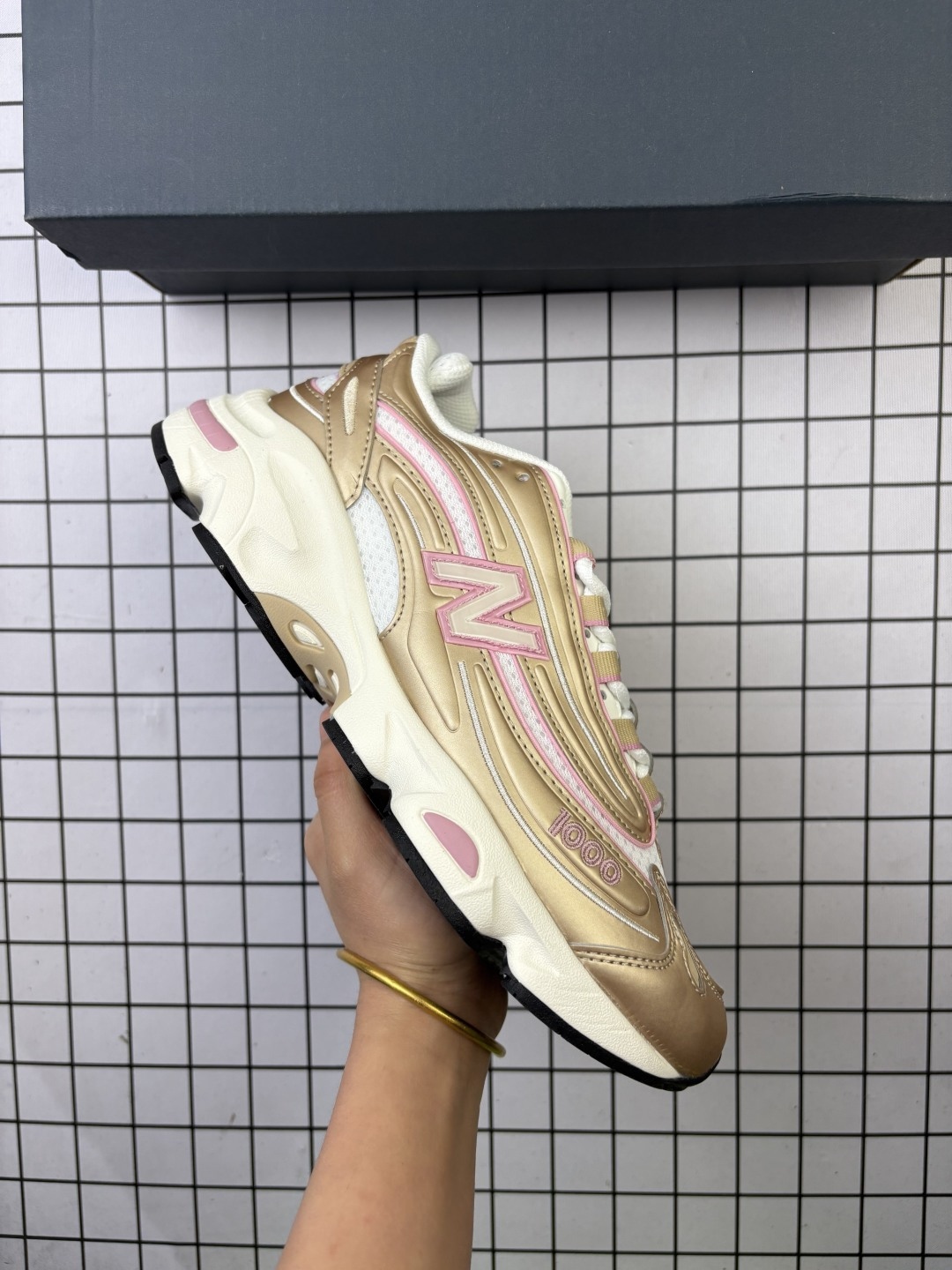 🈴💰150
New Balance M1000 NB新百伦系列低帮复古老爹风休闲运动慢跑鞋 全套原楦原纸板原厂数据开发 进口三明治网面 原装进口皮料正确绒感卡色 正确中底拉帮中底网布细节 原厂标裁 带紫光防伪 定制后跟透明水晶模块 冲裁组合 大底贴合程度胶水上色把控完美 多道序QC把关品质完善 匠心打造 NB1000系列作为NB最高端的鞋型 诞生于1999年 一度成为当年的热门鞋型 神似Air Max95 现在看来也是一双符合潮流趋势的复古老爹鞋型 此番Teddy Santis亲自操刀 将丰富的配色和升级材质于复古的1000鞋型结合 鞋身采用米色、绿色和粉色的搭配 ”N“字Logo也以全新的设计呈现 以1000标志性的网布和皮革材质打造 带来全新的视觉体验
货号：M1000JDA
编码704
Size:36～45