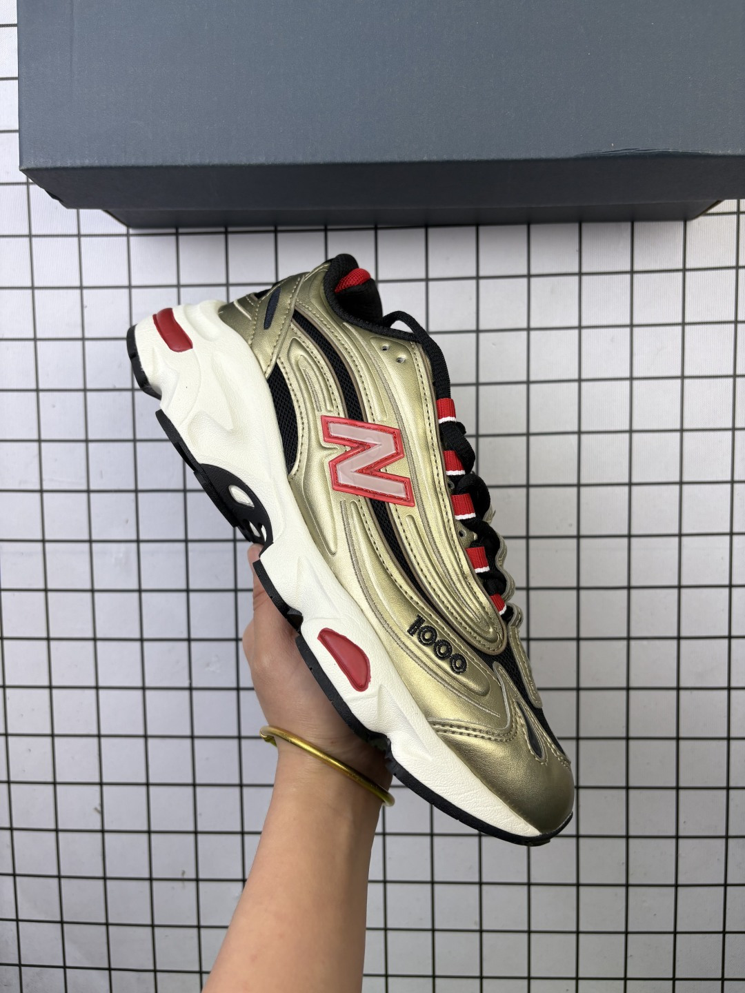 🈴💰150
New Balance M1000 NB新百伦系列低帮复古老爹风休闲运动慢跑鞋 全套原楦原纸板原厂数据开发 进口三明治网面 原装进口皮料正确绒感卡色 正确中底拉帮中底网布细节 原厂标裁 带紫光防伪 定制后跟透明水晶模块 冲裁组合 大底贴合程度胶水上色把控完美 多道序QC把关品质完善 匠心打造 NB1000系列作为NB最高端的鞋型 诞生于1999年 一度成为当年的热门鞋型 神似Air Max95 现在看来也是一双符合潮流趋势的复古老爹鞋型 此番Teddy Santis亲自操刀 将丰富的配色和升级材质于复古的1000鞋型结合 鞋身采用米色、绿色和粉色的搭配 ”N“字Logo也以全新的设计呈现 以1000标志性的网布和皮革材质打造 带来全新的视觉体验
货号:M1000JDA
编码704
Size:36~45