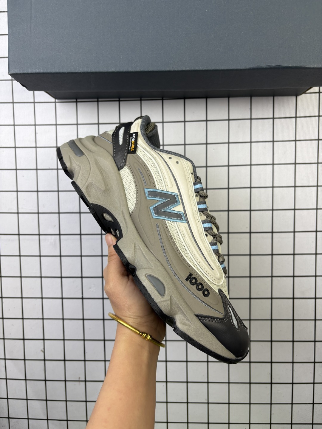 🈴💰150
New Balance M1000 NB新百伦系列低帮复古老爹风休闲运动慢跑鞋 全套原楦原纸板原厂数据开发 进口三明治网面 原装进口皮料正确绒感卡色 正确中底拉帮中底网布细节 原厂标裁 带紫光防伪 定制后跟透明水晶模块 冲裁组合 大底贴合程度胶水上色把控完美 多道序QC把关品质完善 匠心打造 NB1000系列作为NB最高端的鞋型 诞生于1999年 一度成为当年的热门鞋型 神似Air Max95 现在看来也是一双符合潮流趋势的复古老爹鞋型 此番Teddy Santis亲自操刀 将丰富的配色和升级材质于复古的1000鞋型结合 鞋身采用米色、绿色和粉色的搭配 ”N“字Logo也以全新的设计呈现 以1000标志性的网布和皮革材质打造 带来全新的视觉体验
货号:M1000JDA
编码704
Size:36~45