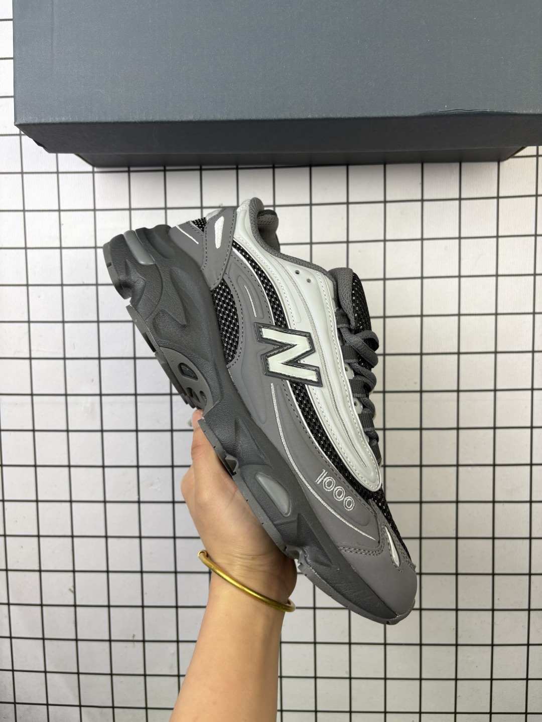 🈴💰150
New Balance M1000 NB新百伦系列低帮复古老爹风休闲运动慢跑鞋 全套原楦原纸板原厂数据开发 进口三明治网面 原装进口皮料正确绒感卡色 正确中底拉帮中底网布细节 原厂标裁 带紫光防伪 定制后跟透明水晶模块 冲裁组合 大底贴合程度胶水上色把控完美 多道序QC把关品质完善 匠心打造 NB1000系列作为NB最高端的鞋型 诞生于1999年 一度成为当年的热门鞋型 神似Air Max95 现在看来也是一双符合潮流趋势的复古老爹鞋型 此番Teddy Santis亲自操刀 将丰富的配色和升级材质于复古的1000鞋型结合 鞋身采用米色、绿色和粉色的搭配 ”N“字Logo也以全新的设计呈现 以1000标志性的网布和皮革材质打造 带来全新的视觉体验
货号：M1000JDA
编码704
Size:36～45