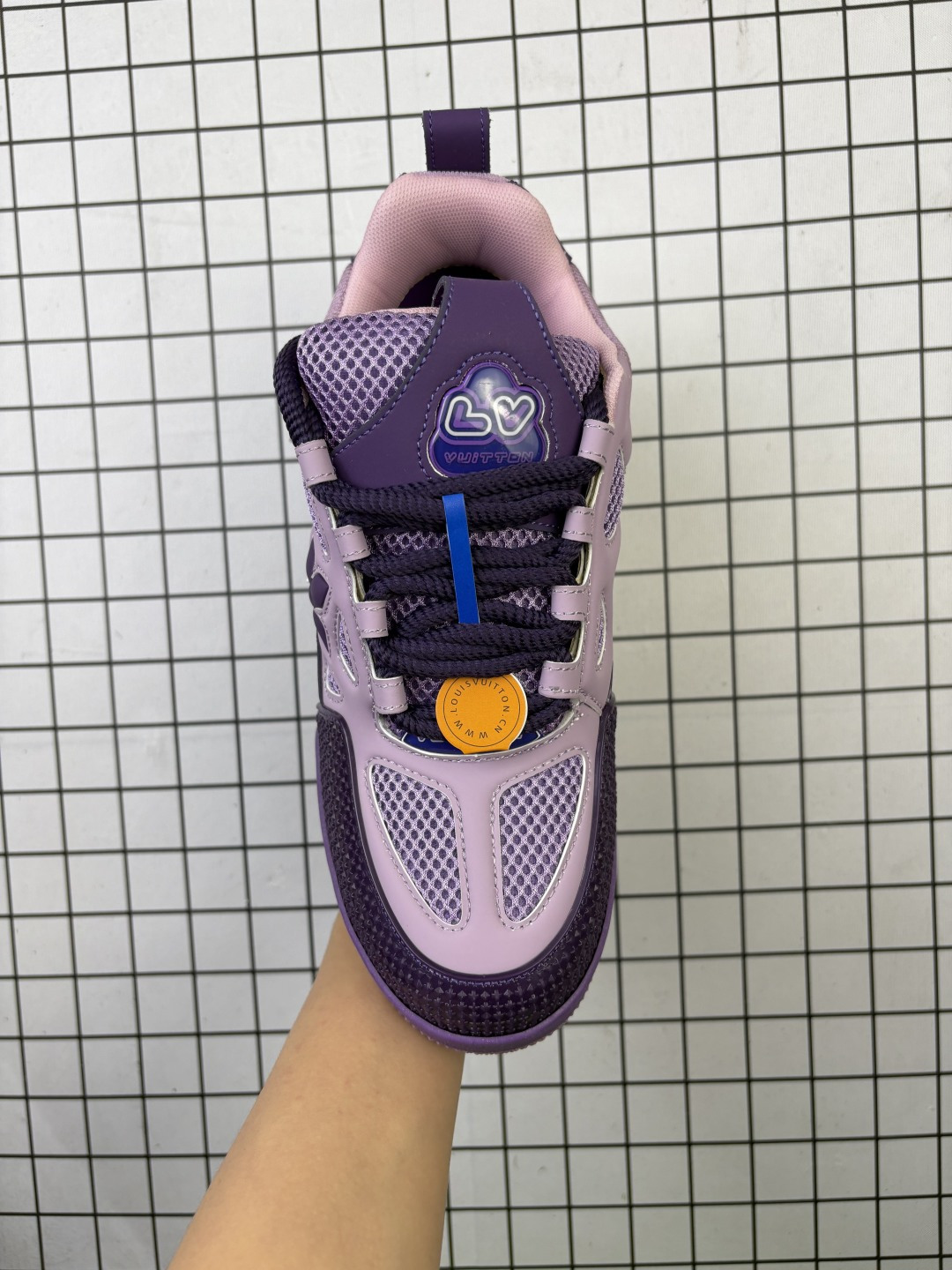 💰170 公司级 路易威登 Louis Vuitton LV路易威登板鞋 时尚运动鞋潮厚底增高男女鞋。舒适防滑底和百搭性霸屏整个时尚娱乐圈,细节调整完美主义!采用柔软帆布皮革拼接鞋面,独家开模大底, 侧边采用3D打印标志性Logo 尽显贵族时尚气息,配带正品全套包装。全新LV路易威登Louis vuitton Trainer Sneaker Low 休闲运动文化百搭板鞋。 编码:788 36-46