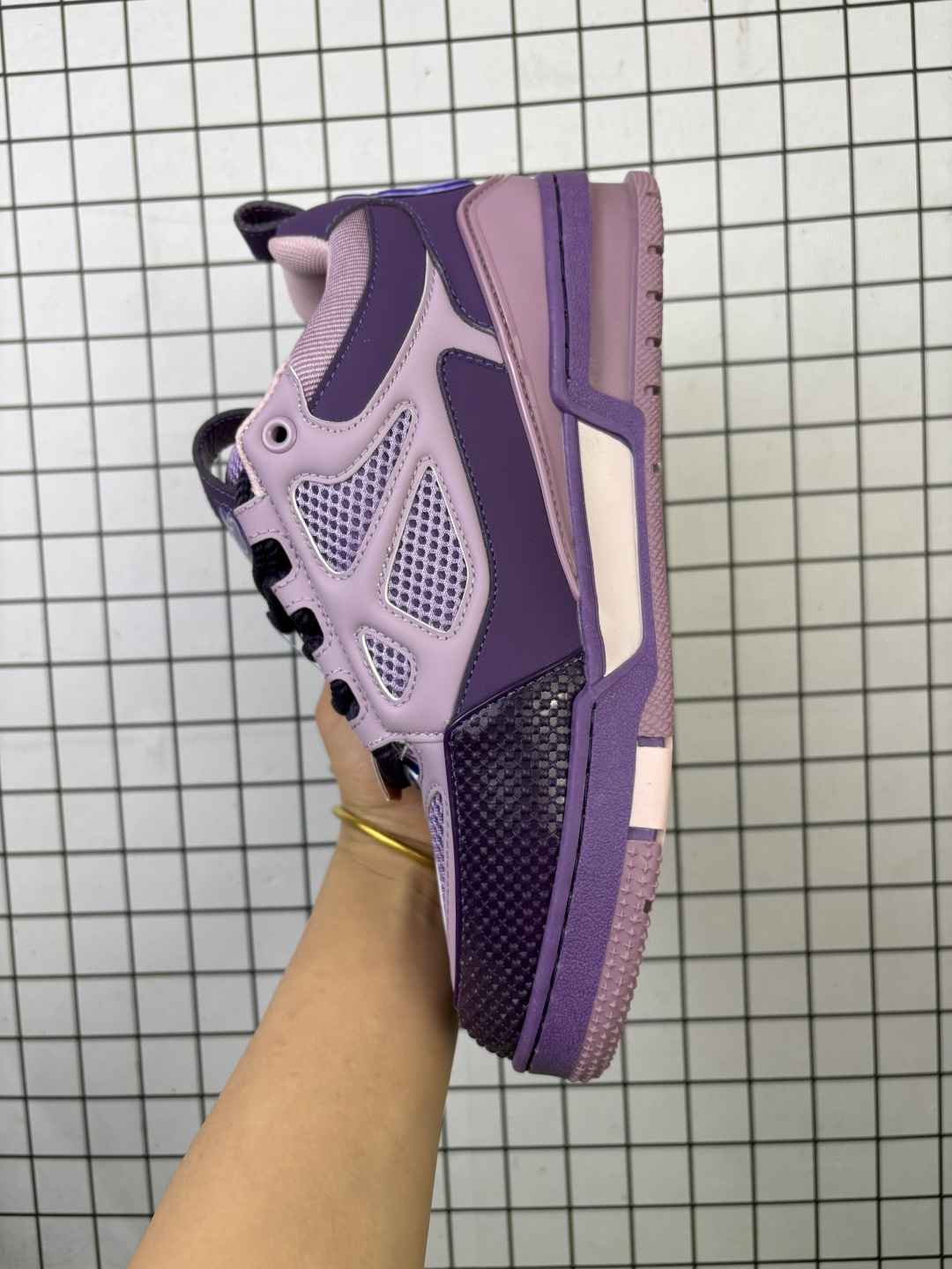 💰170 公司级 路易威登 Louis Vuitton LV路易威登板鞋 时尚运动鞋潮厚底增高男女鞋。舒适防滑底和百搭性霸屏整个时尚娱乐圈,细节调整完美主义!采用柔软帆布皮革拼接鞋面,独家开模大底, 侧边采用3D打印标志性Logo 尽显贵族时尚气息,配带正品全套包装。全新LV路易威登Louis vuitton Trainer Sneaker Low 休闲运动文化百搭板鞋。 编码:788 36-46